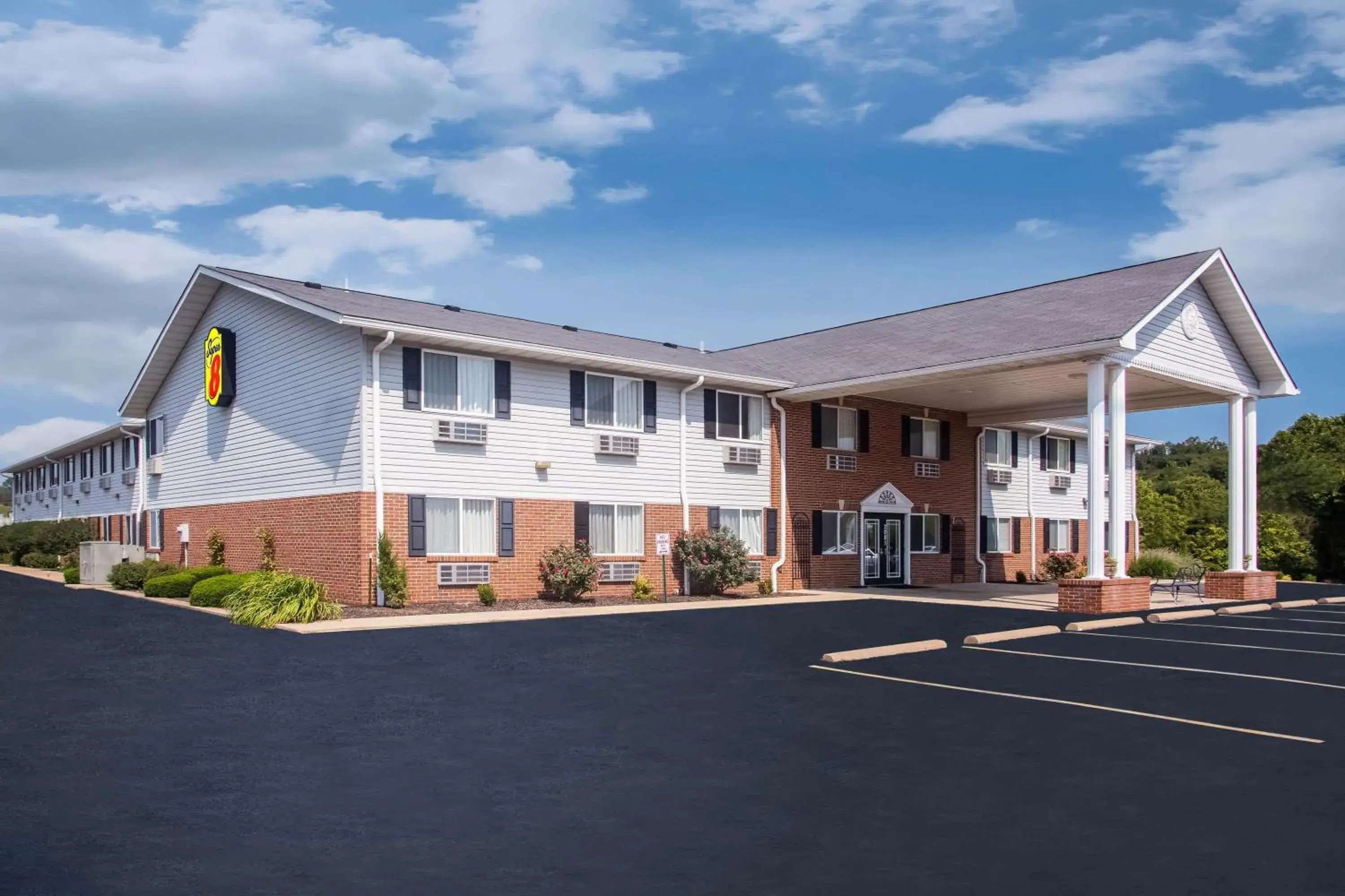 Property building in Super 8 by Wyndham Washington Property building in Super 8 by Wyndham Washington