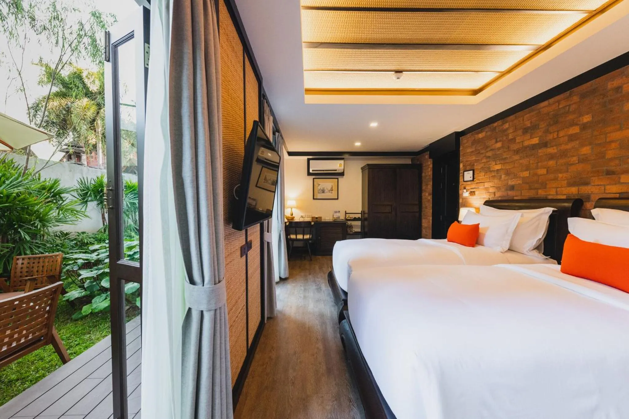 Photo of the whole room, Bed in El Barrio Lanna