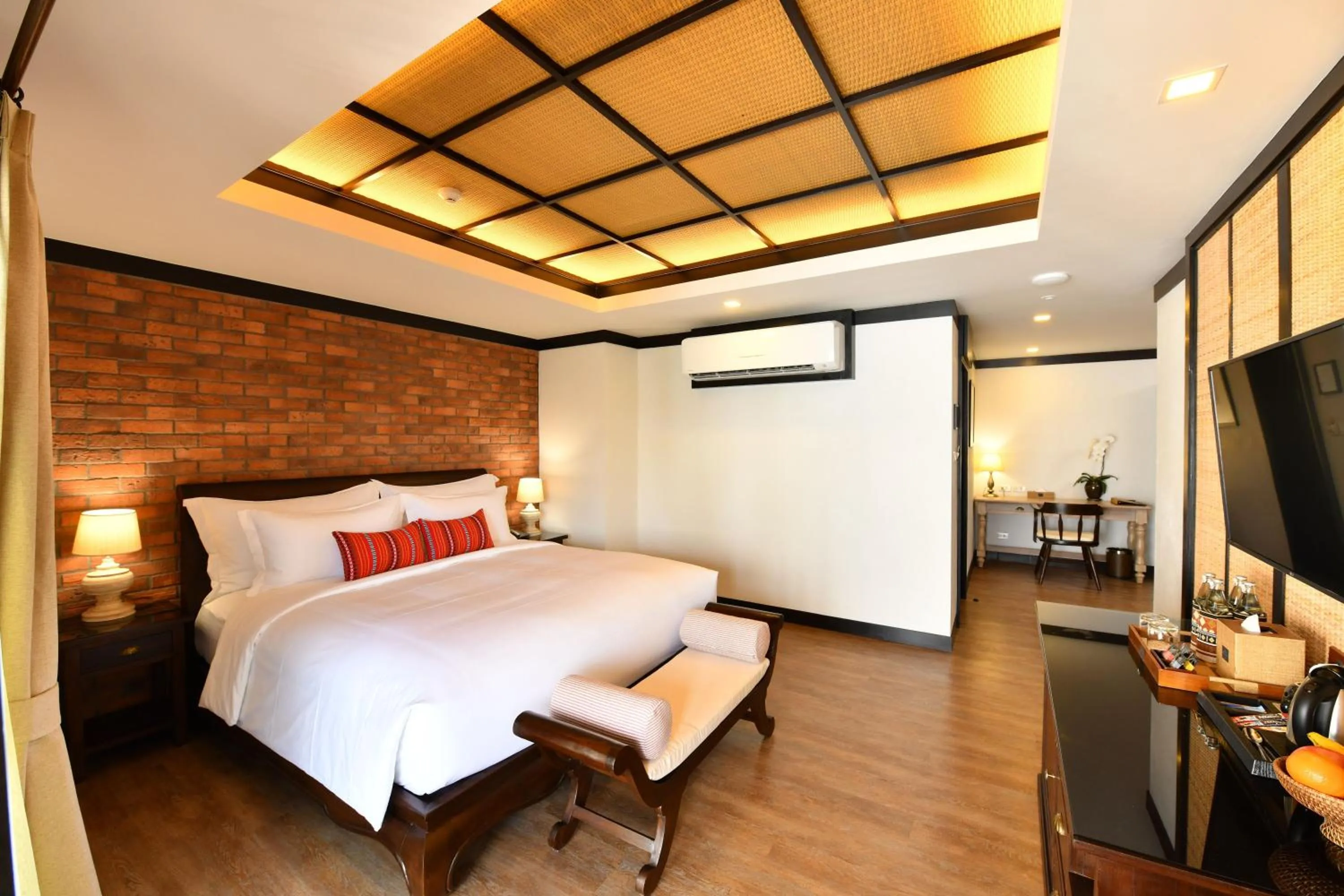 Photo of the whole room, Bed in El Barrio Lanna