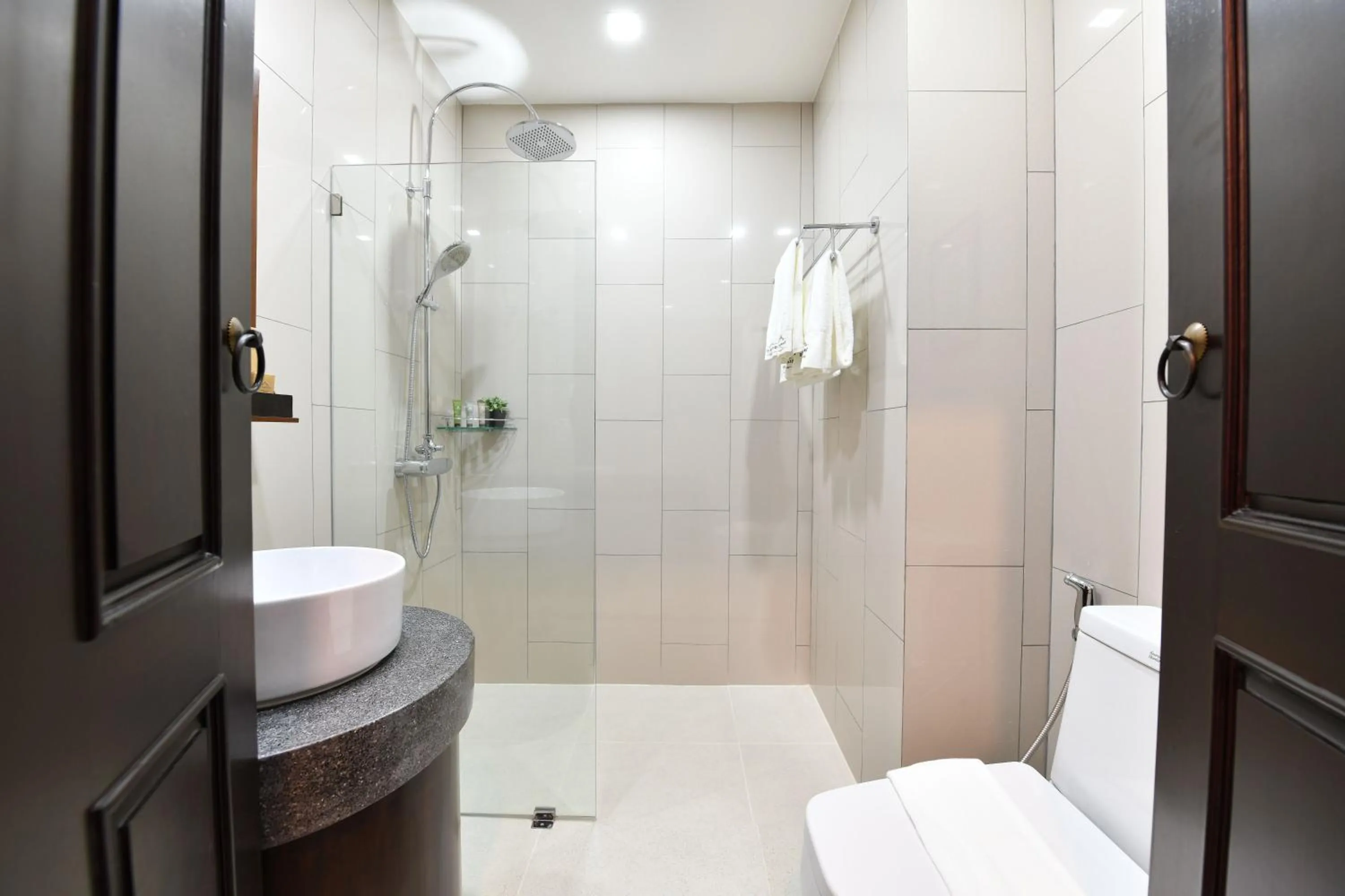 Shower in El Barrio Lanna