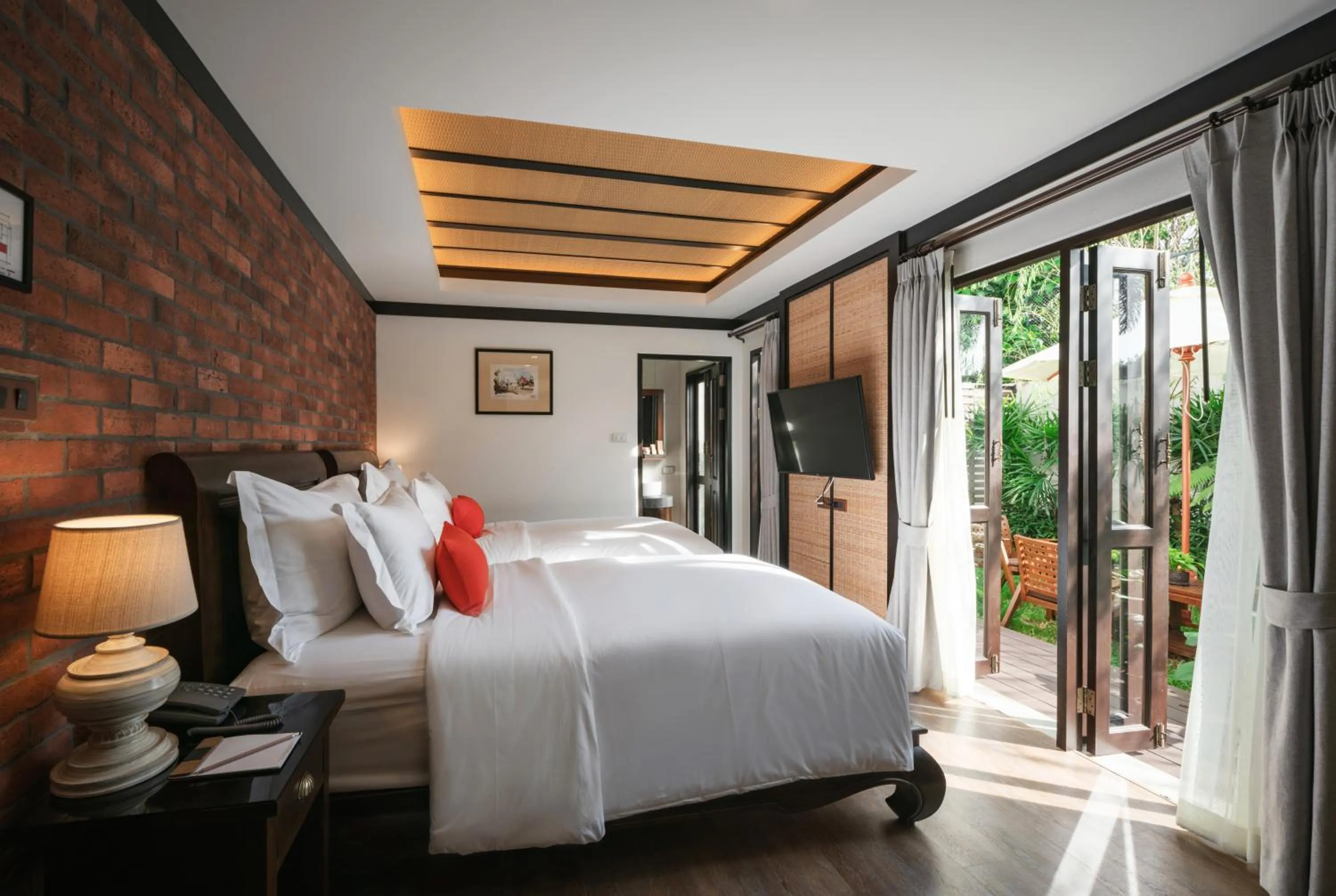 Photo of the whole room, Bed in El Barrio Lanna