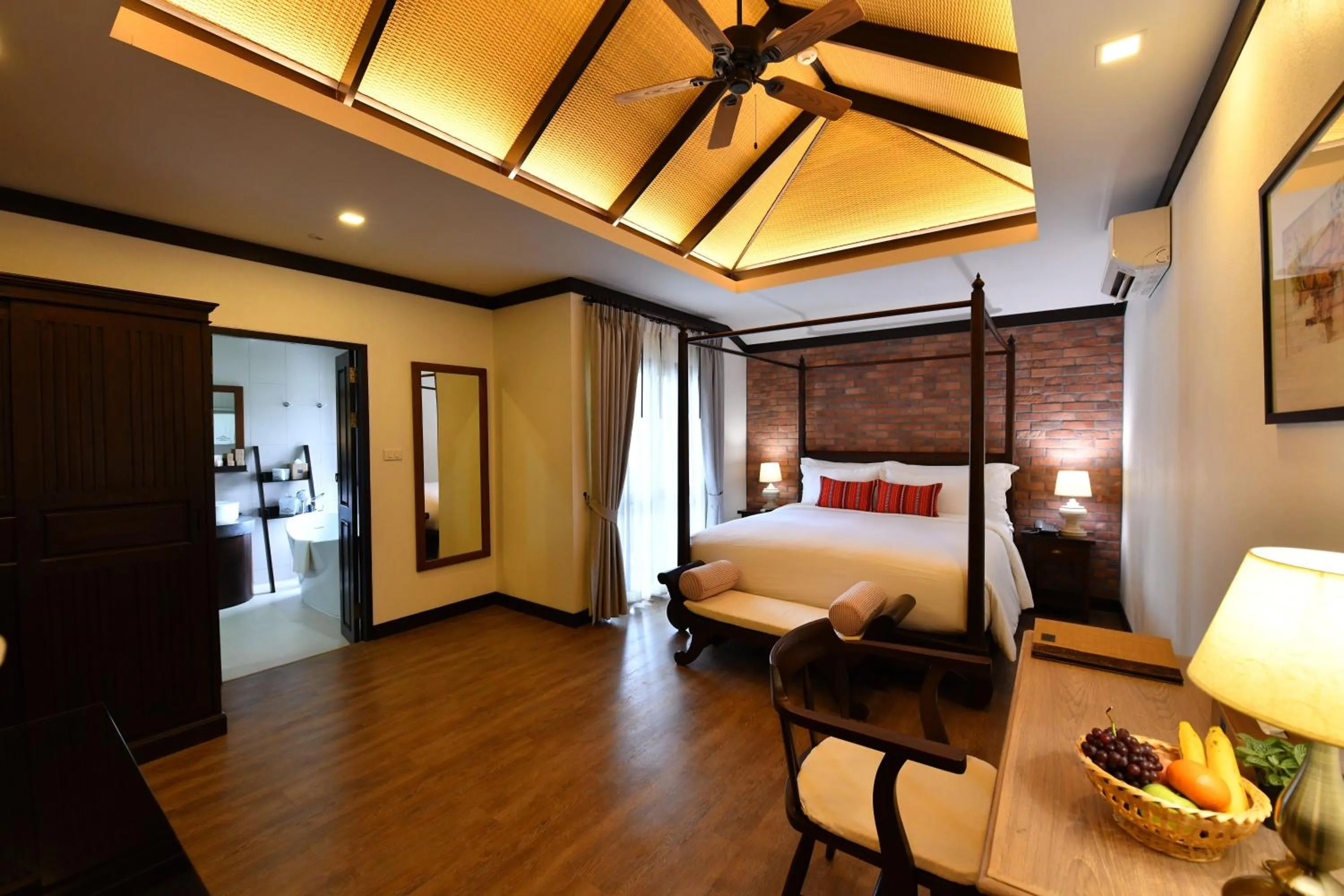 Photo of the whole room, Bed in El Barrio Lanna