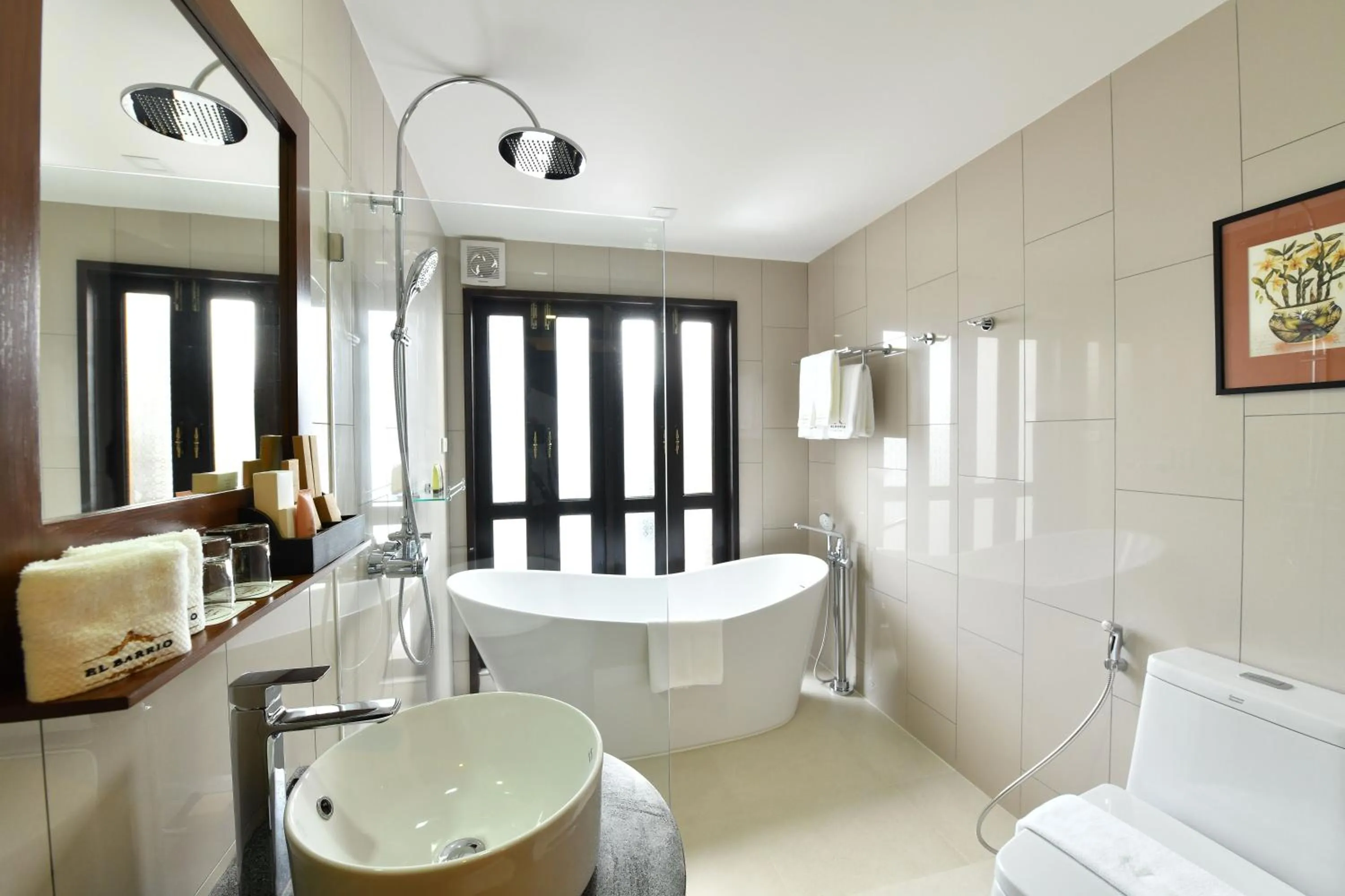 Toilet, Bed in El Barrio Lanna