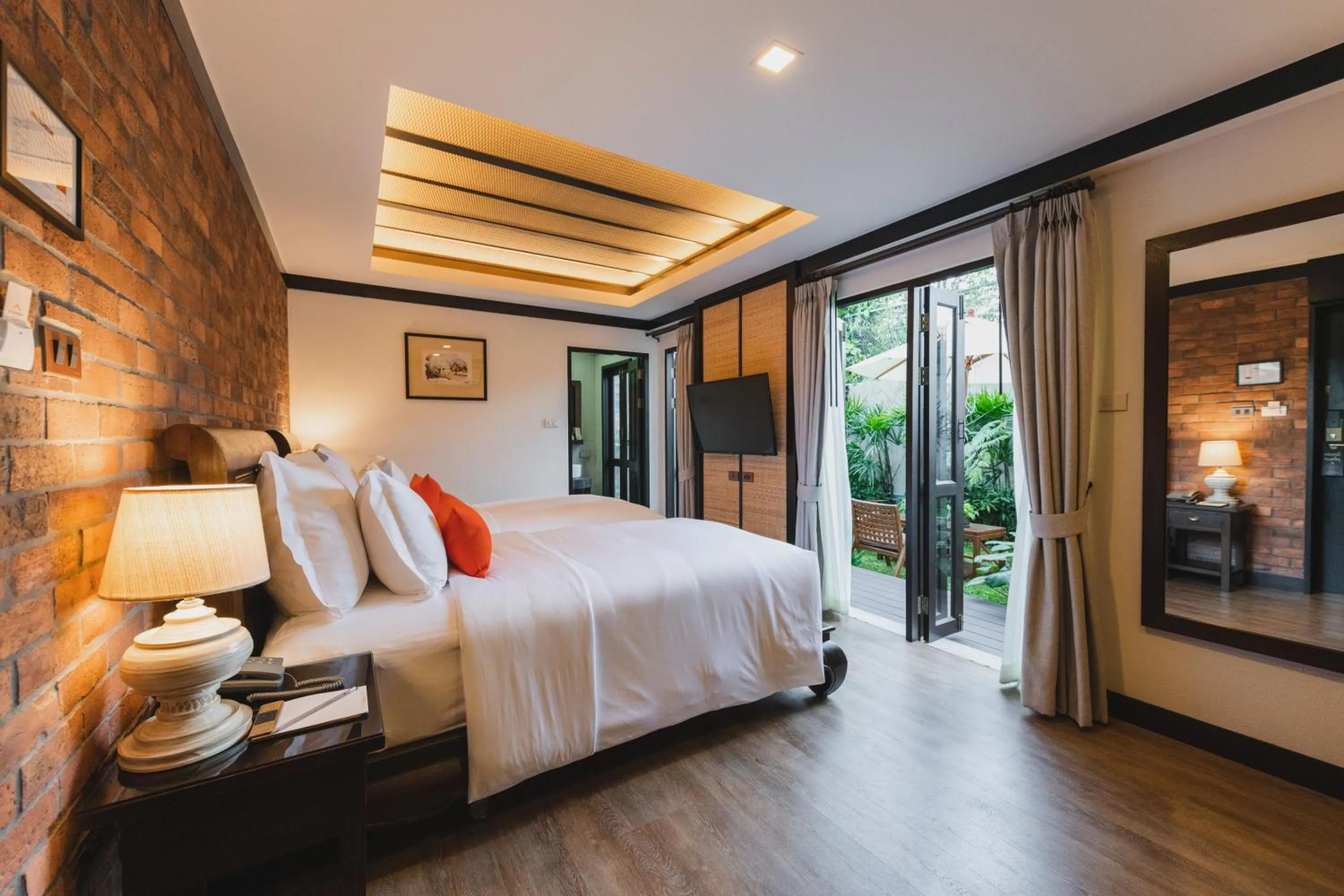 Photo of the whole room, Bed in El Barrio Lanna