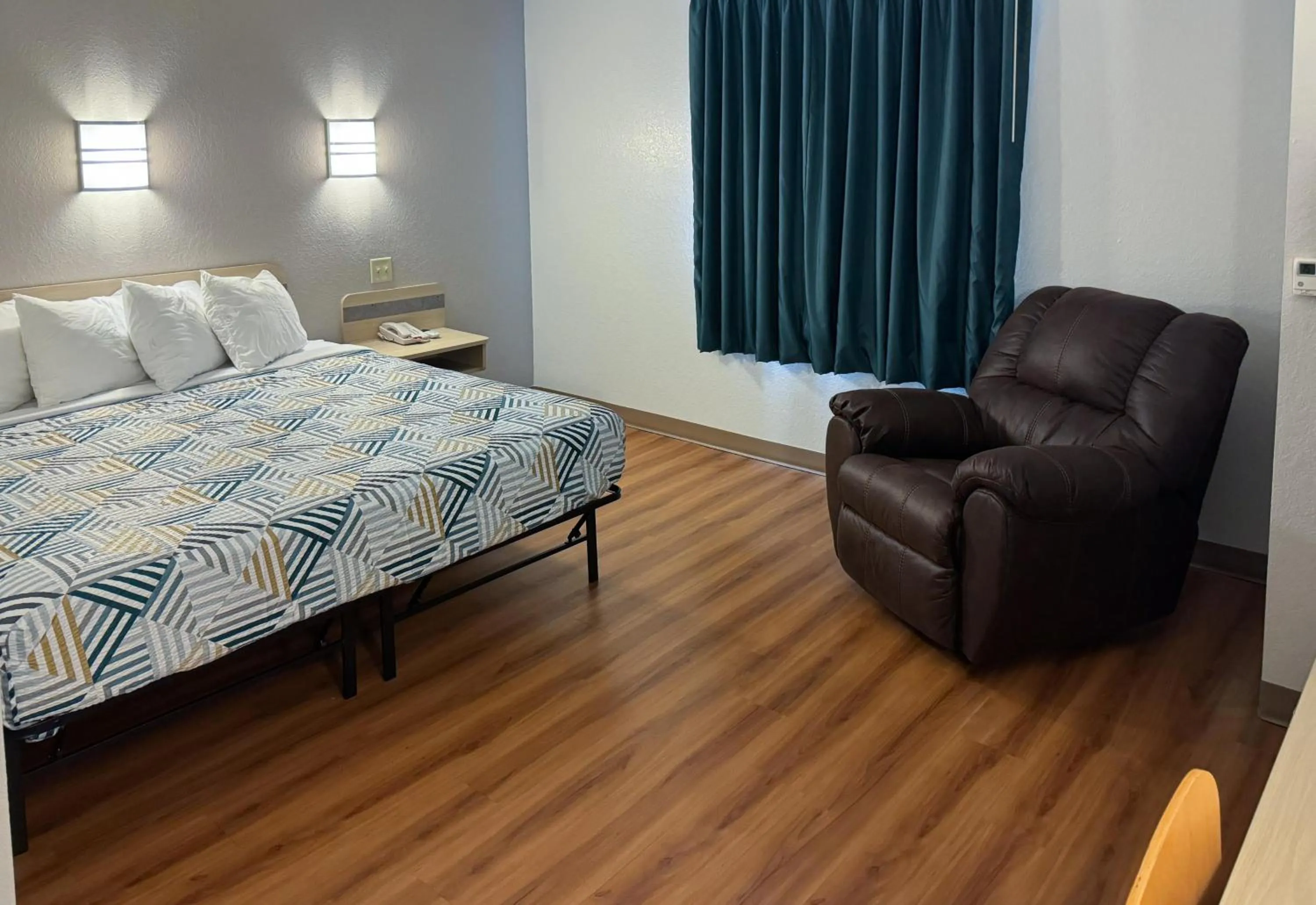 Bed in Motel 6-Avoca, IA