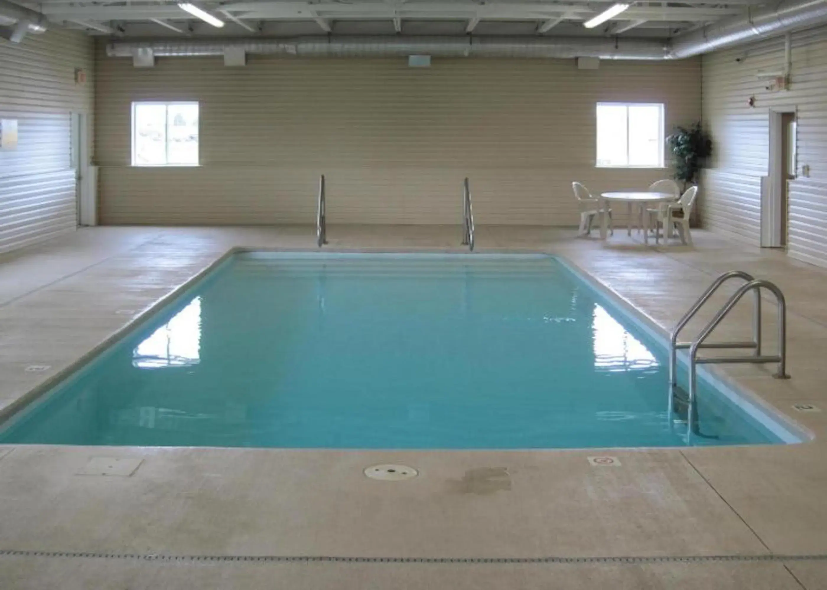 Swimming pool in Motel 6-Avoca, IA Swimming pool in Motel 6-Avoca, IA