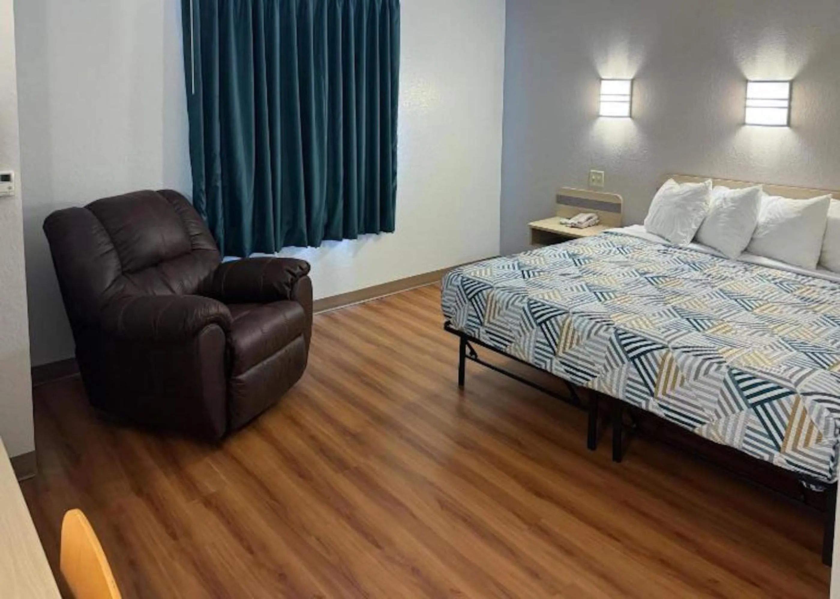 Bed in Motel 6-Avoca, IA