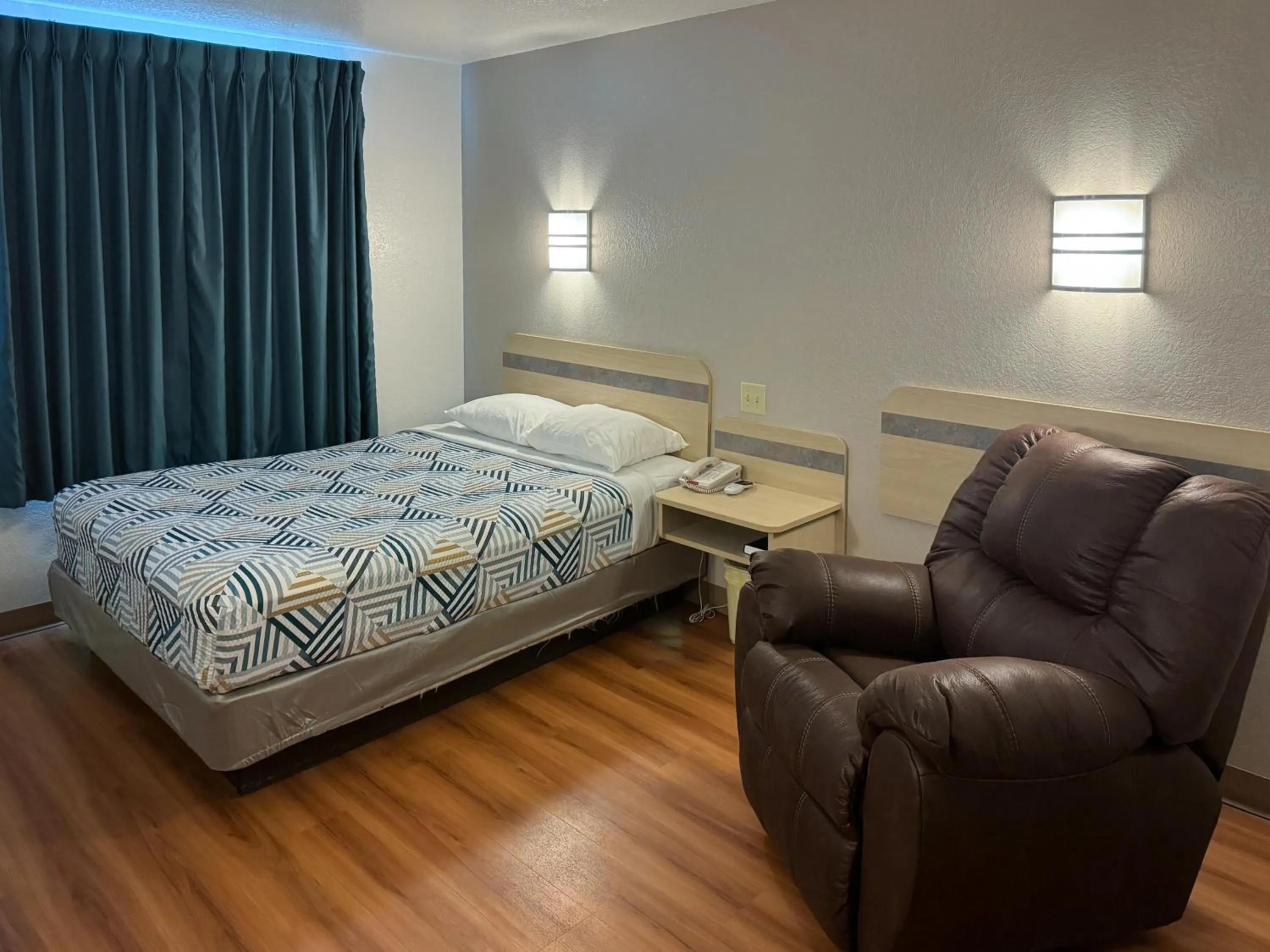 Bed in Motel 6-Avoca, IA