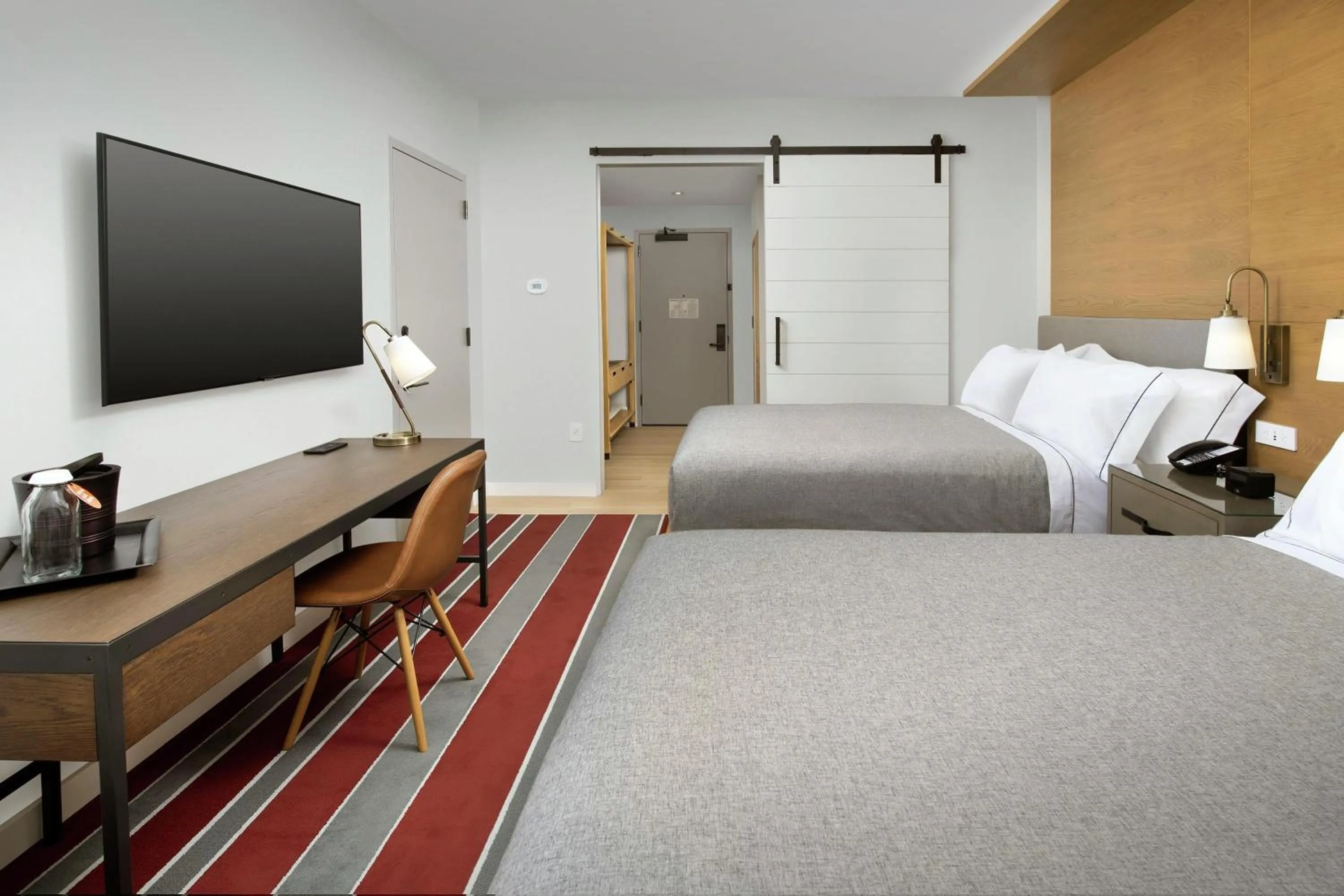 Photo of the whole room, Bed in Canopy By Hilton Ithaca Downtown