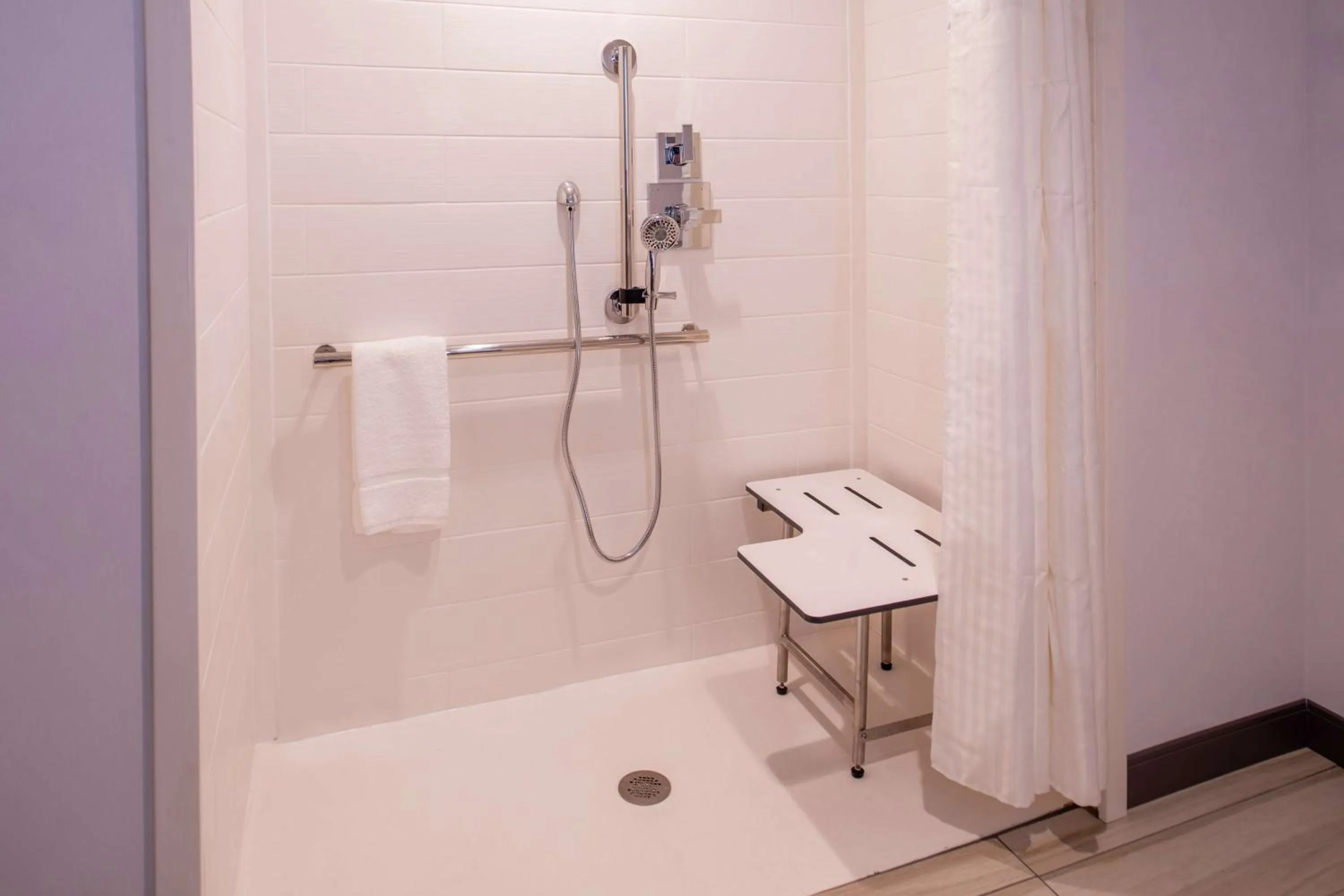 Bathroom in Hilton Garden Inn Kansas City Airport Mo