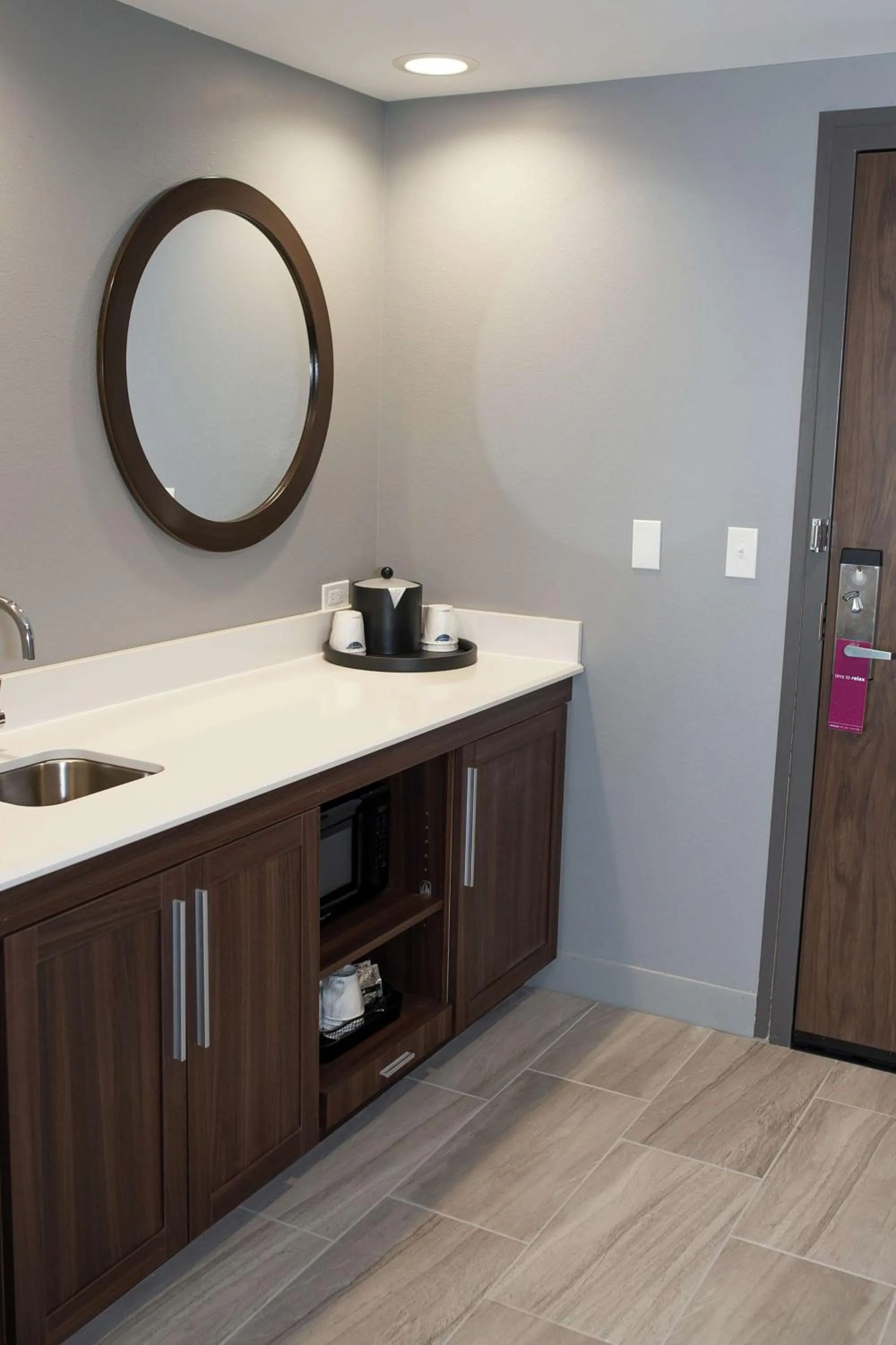 Photo of the whole room in Hampton Inn and Suites Dundee