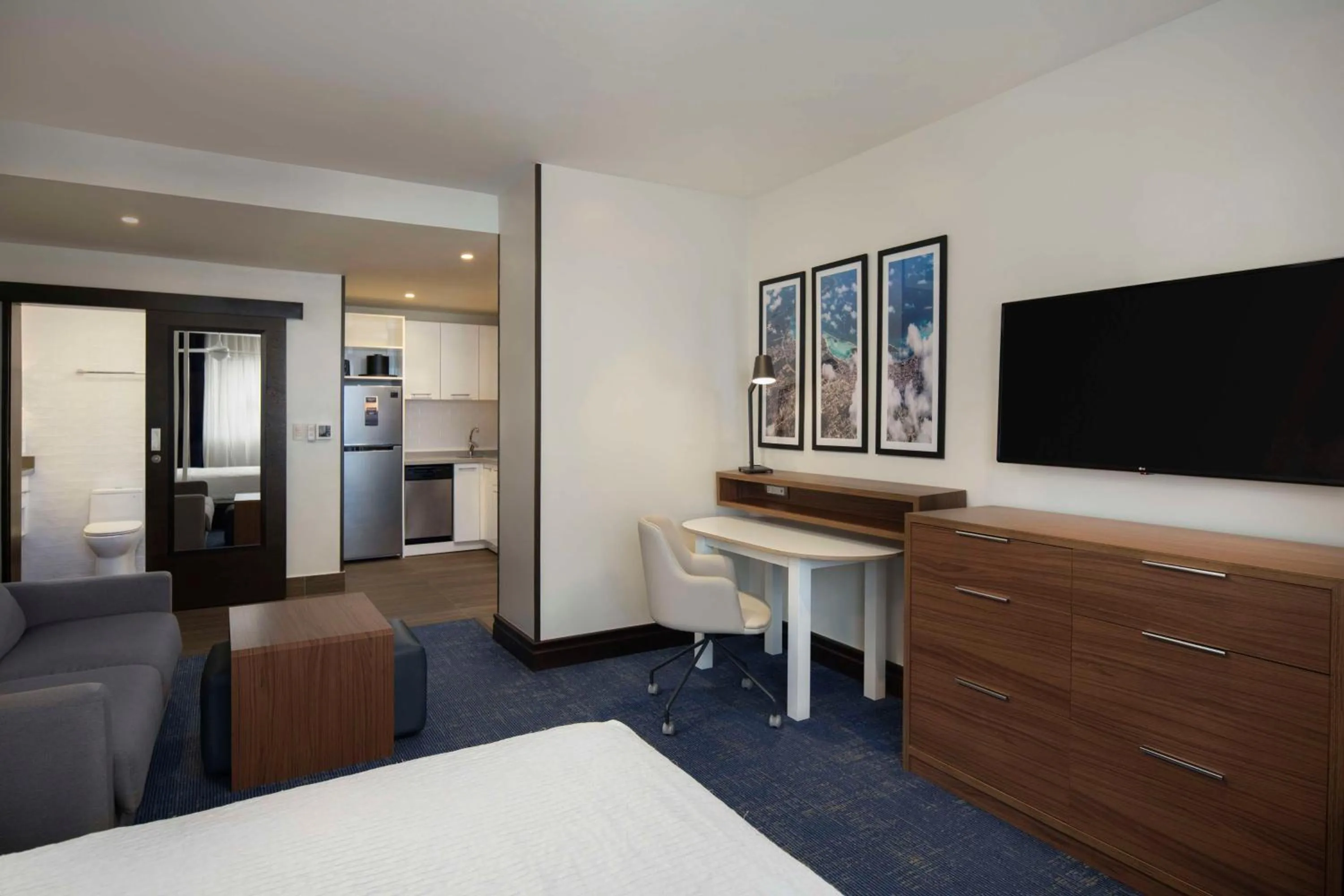 Living room, Bed in Homewood Suites By Hilton Santo Domingo