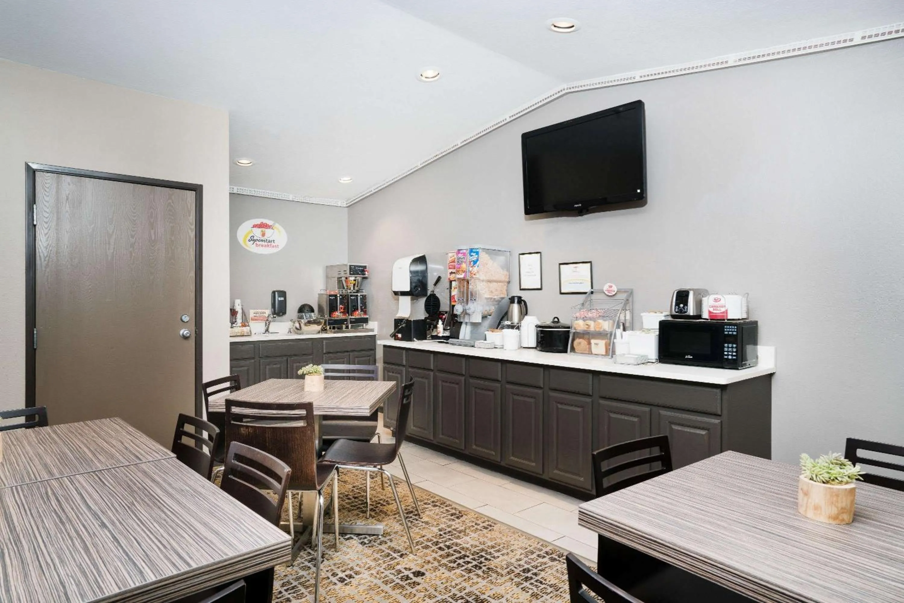 Restaurant/places to eat in Super 8 by Wyndham Spirit Lake/Okoboji