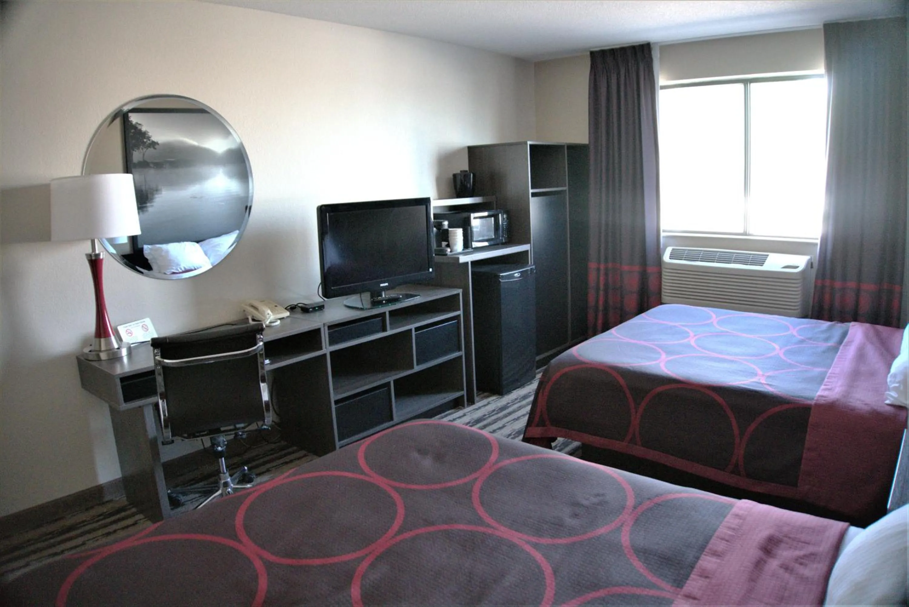 Photo of the whole room, Bed in Super 8 by Wyndham Spirit Lake/Okoboji