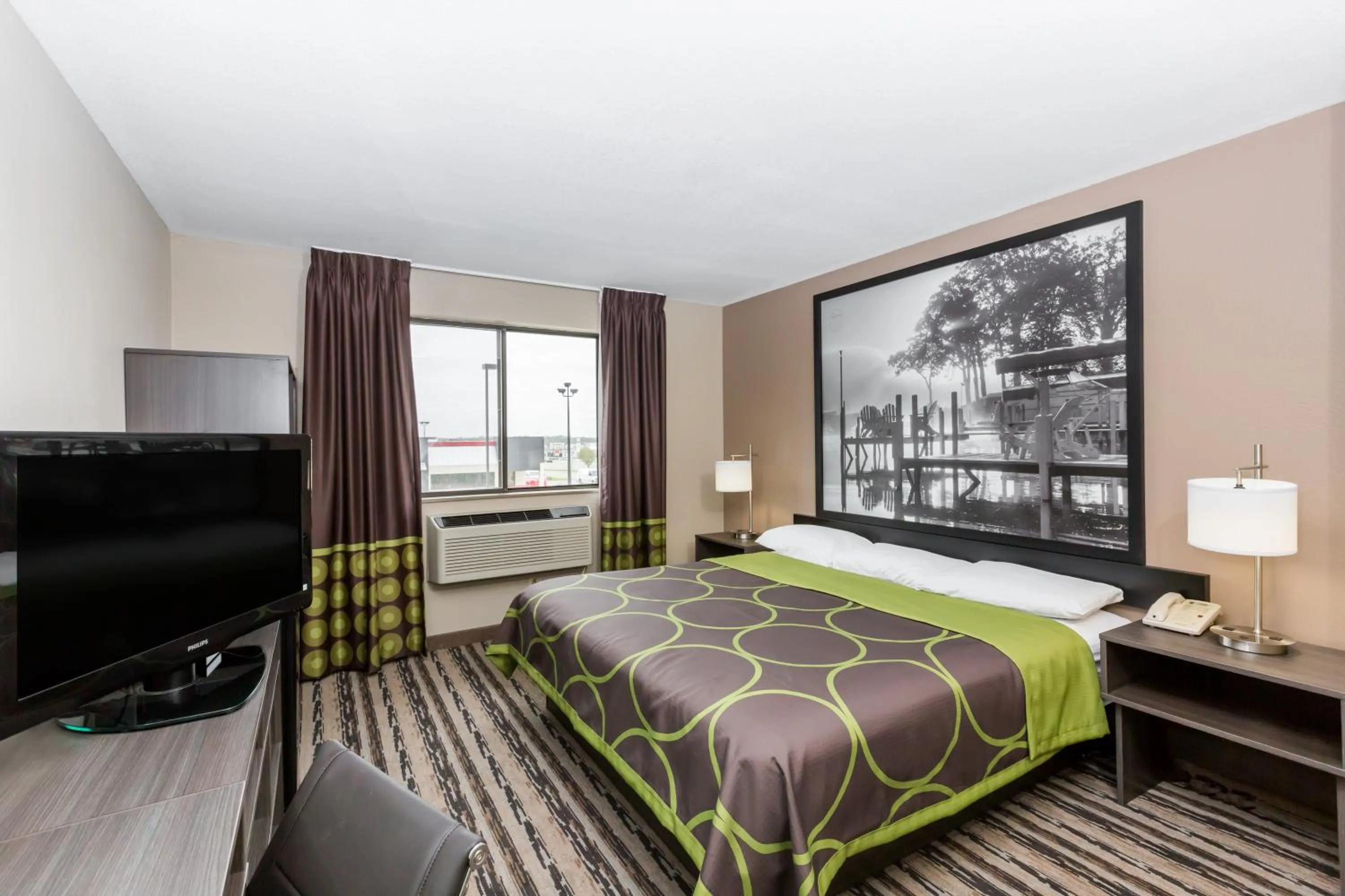 Photo of the whole room, Bed in Super 8 by Wyndham Spirit Lake/Okoboji