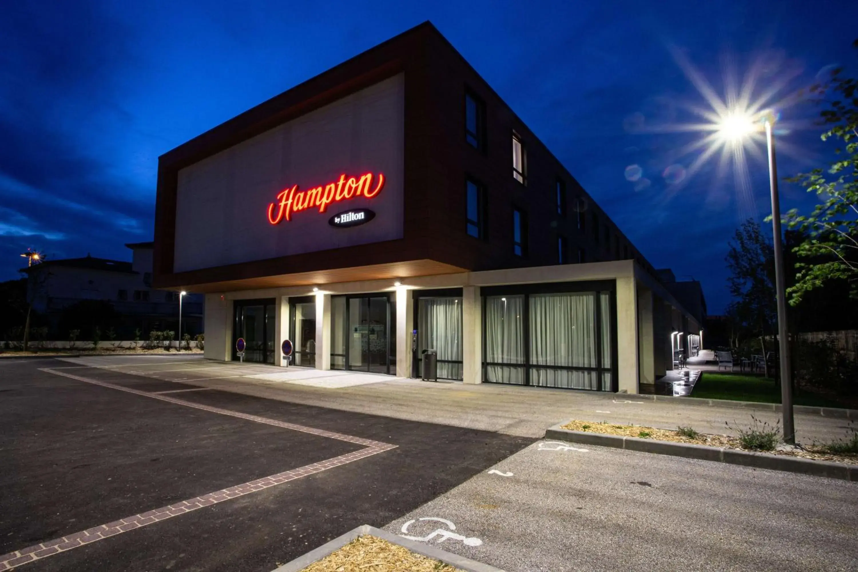Property building in Hampton By Hilton Toulouse Airport Property building in Hampton By Hilton Toulouse Airport