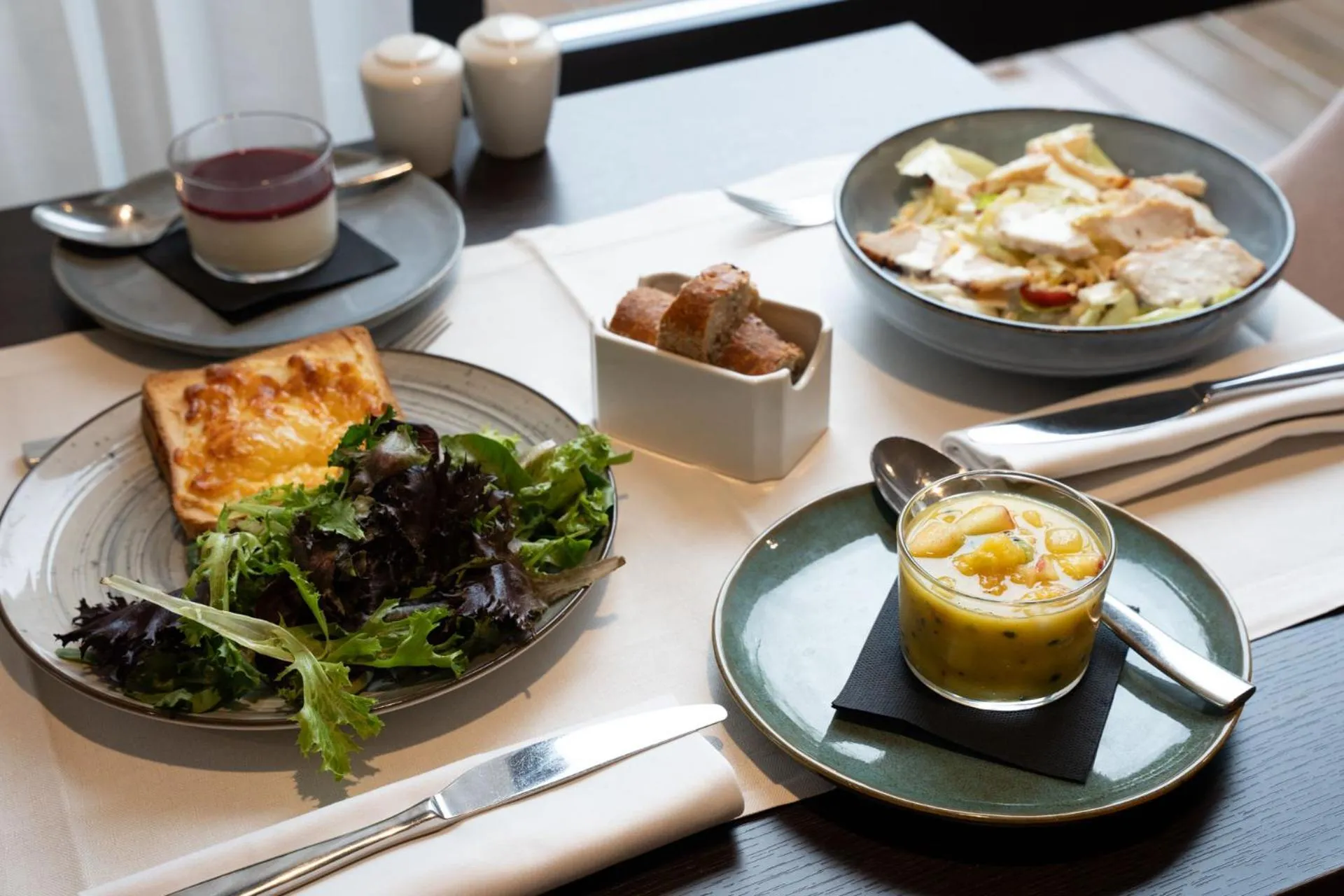 Food in OSKO Hôtel Toulouse Aéroport