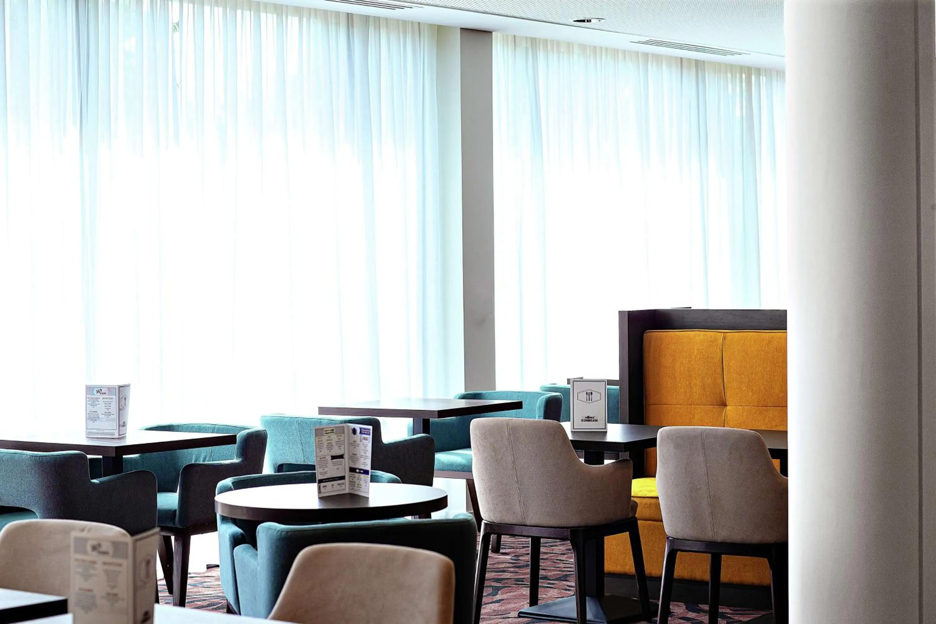 Lounge or bar in Hampton By Hilton Toulouse Airport