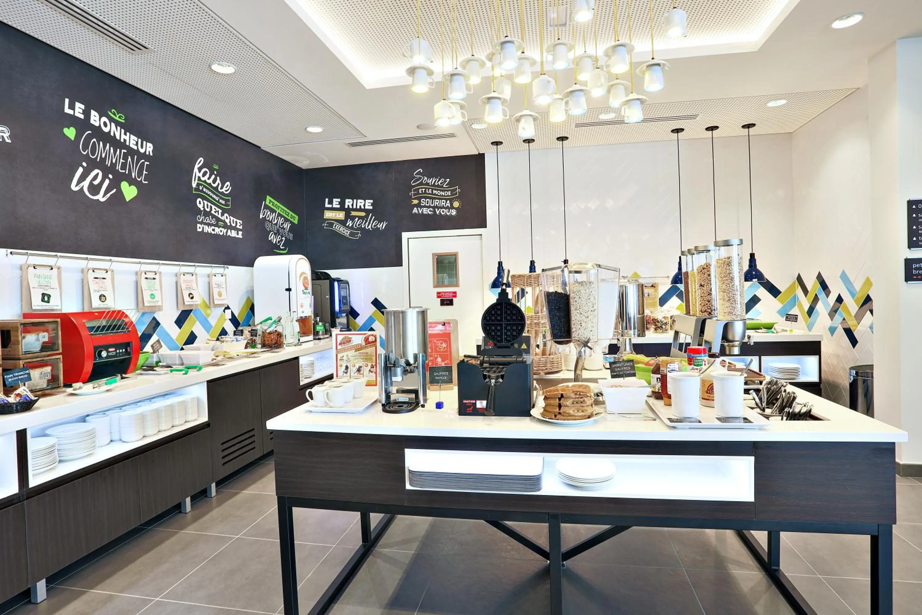 Breakfast in OSKO Hôtel Toulouse Aéroport