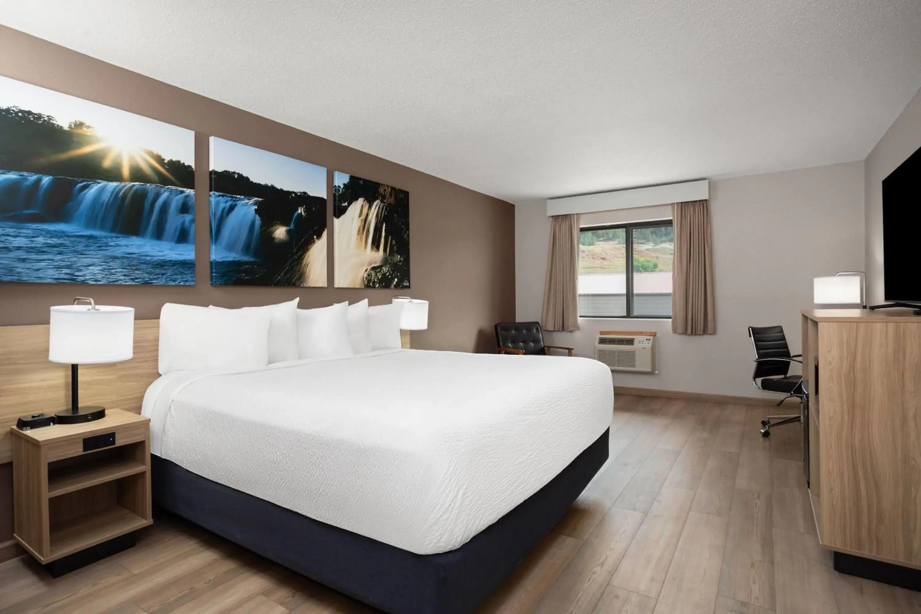 Photo of the whole room, Bed in Days Inn by Wyndham Spearfish Photo of the whole room, Bed in Days Inn by Wyndham Spearfish