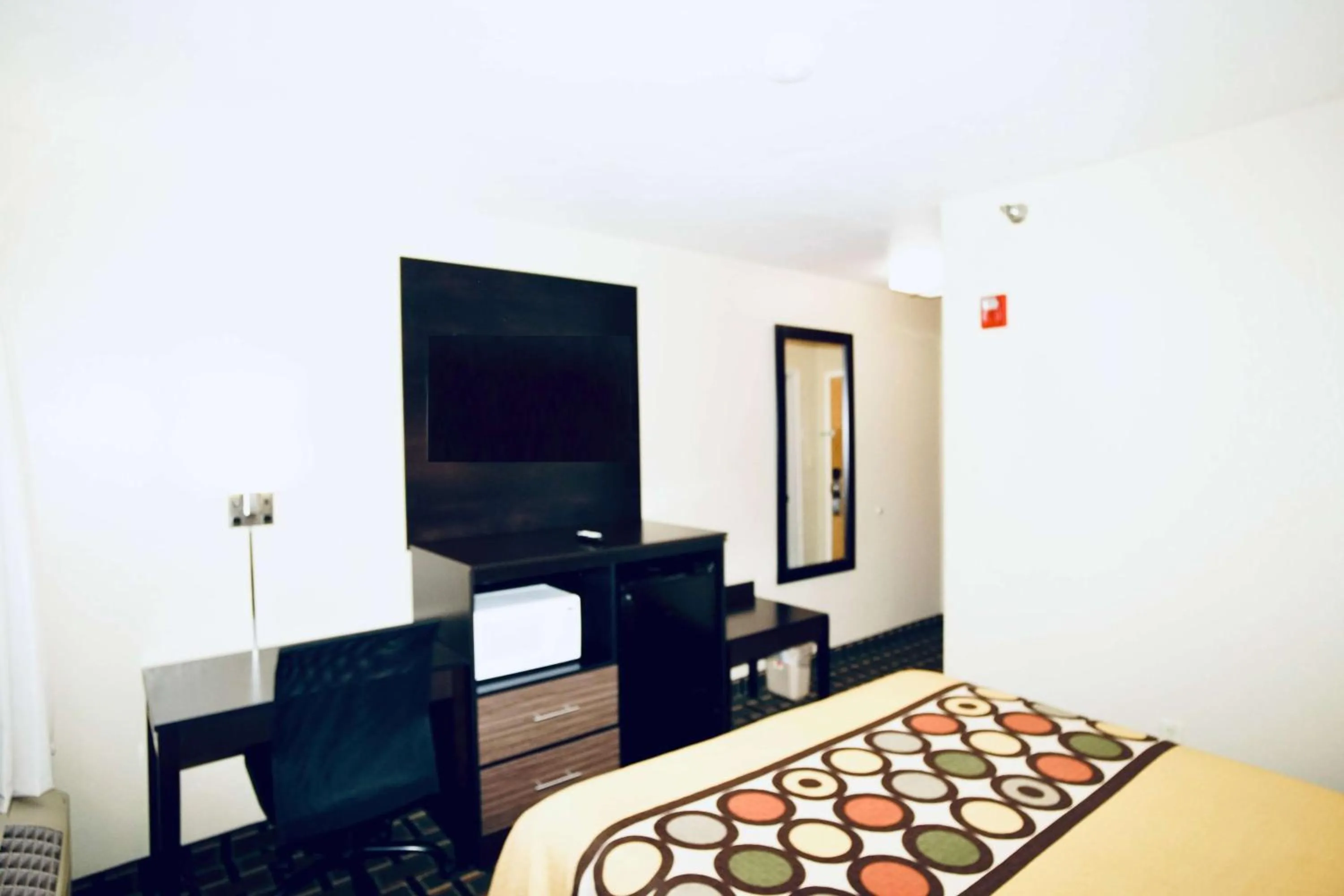 Photo of the whole room, Bed in Super 8 by Wyndham Crossville TN