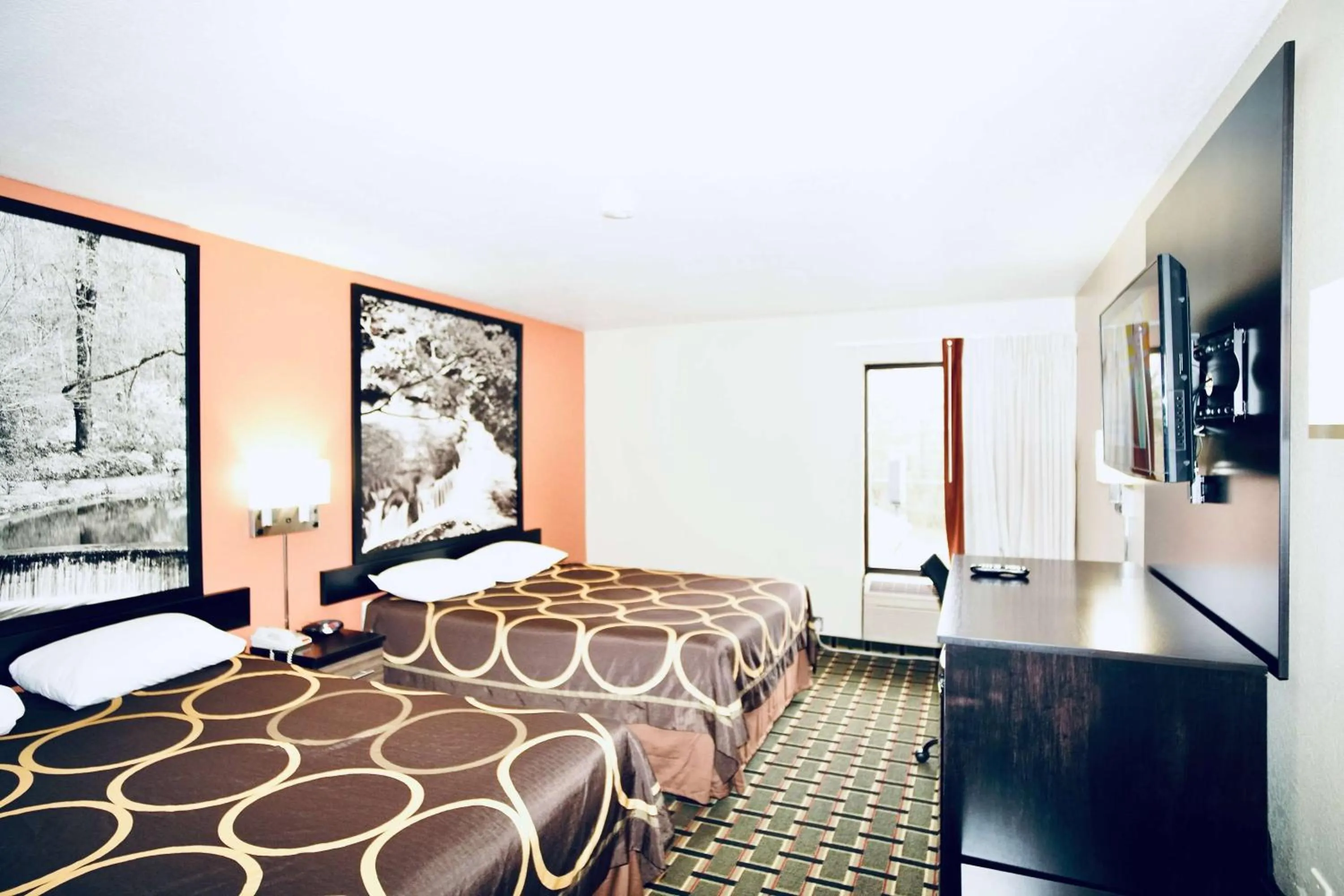 Photo of the whole room, Bed in Super 8 by Wyndham Crossville TN