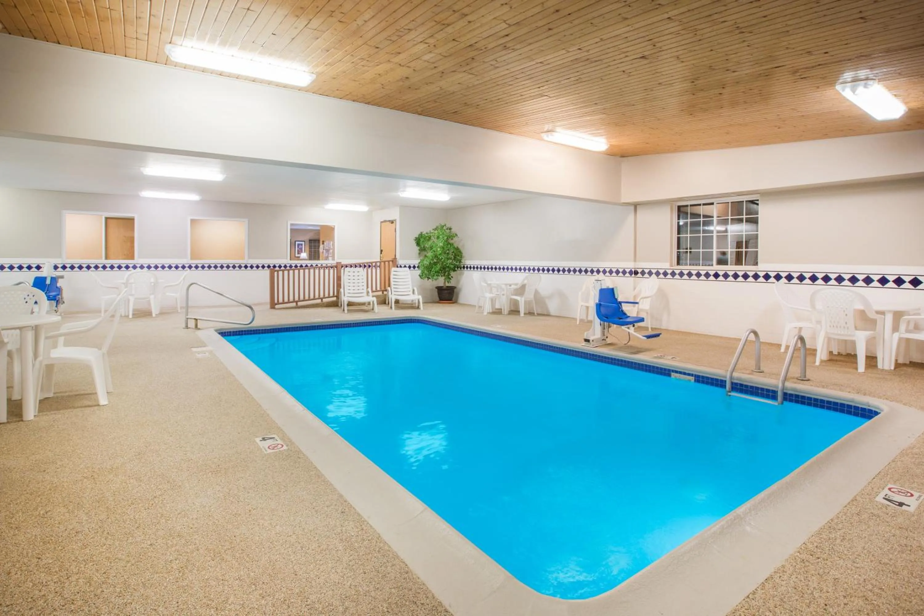 Swimming pool in Ramada by Wyndham Spirit Lake/Okoboji