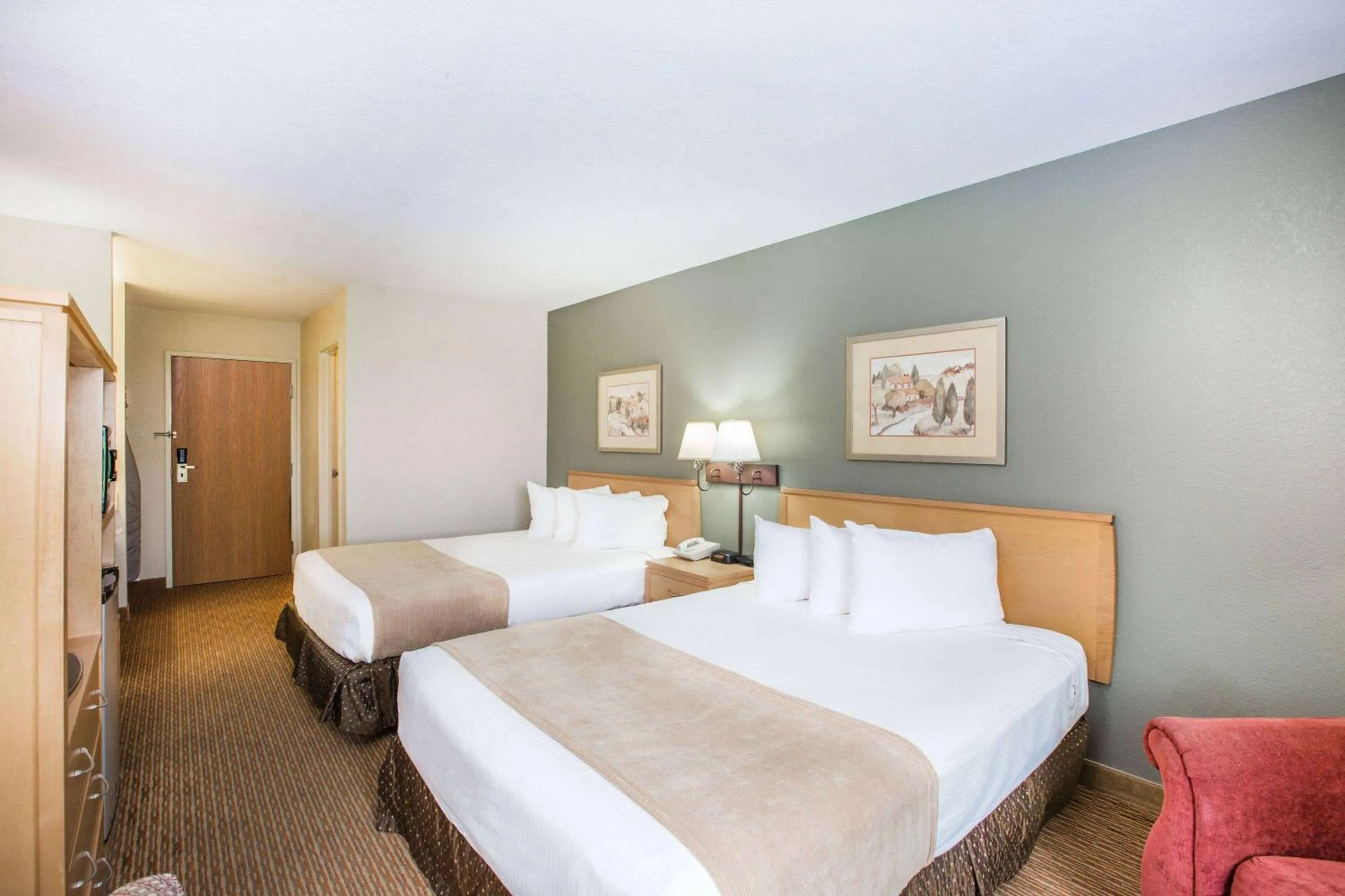 Photo of the whole room, Bed in Ramada by Wyndham Spirit Lake/Okoboji