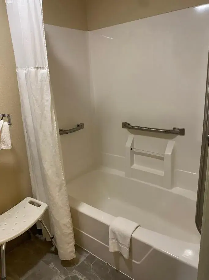 1 King Bed, Mobility Accessible Room, Bathtub w/ Grab Bars, Non-Smoking in Ramada by Wyndham Spirit Lake/Okoboji 1 King Bed, Mobility Accessible Room, Bathtub w/ Grab Bars, Non-Smoking in Ramada by Wyndham Spirit Lake/Okoboji