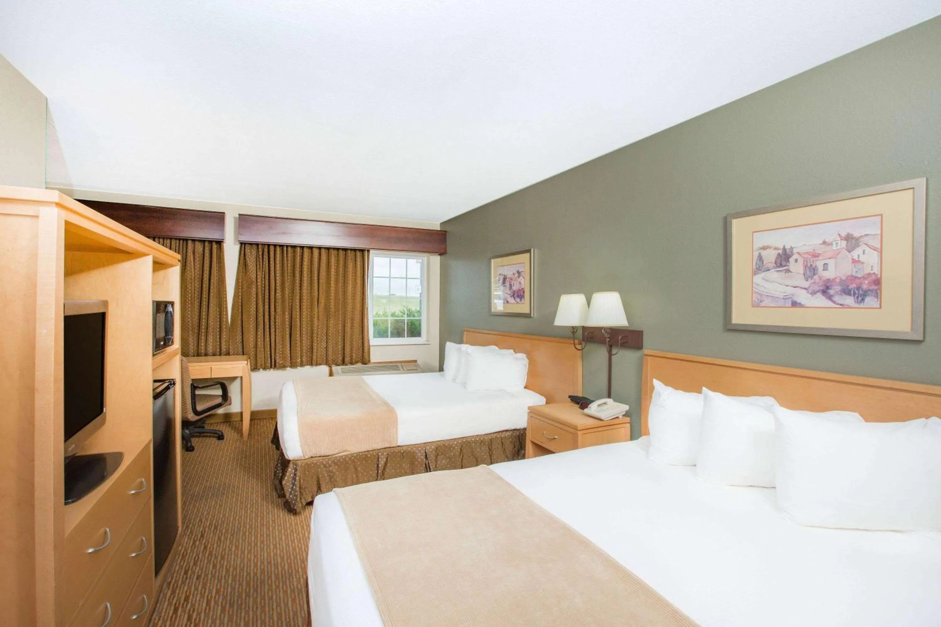 Photo of the whole room, Bed in Ramada by Wyndham Spirit Lake/Okoboji