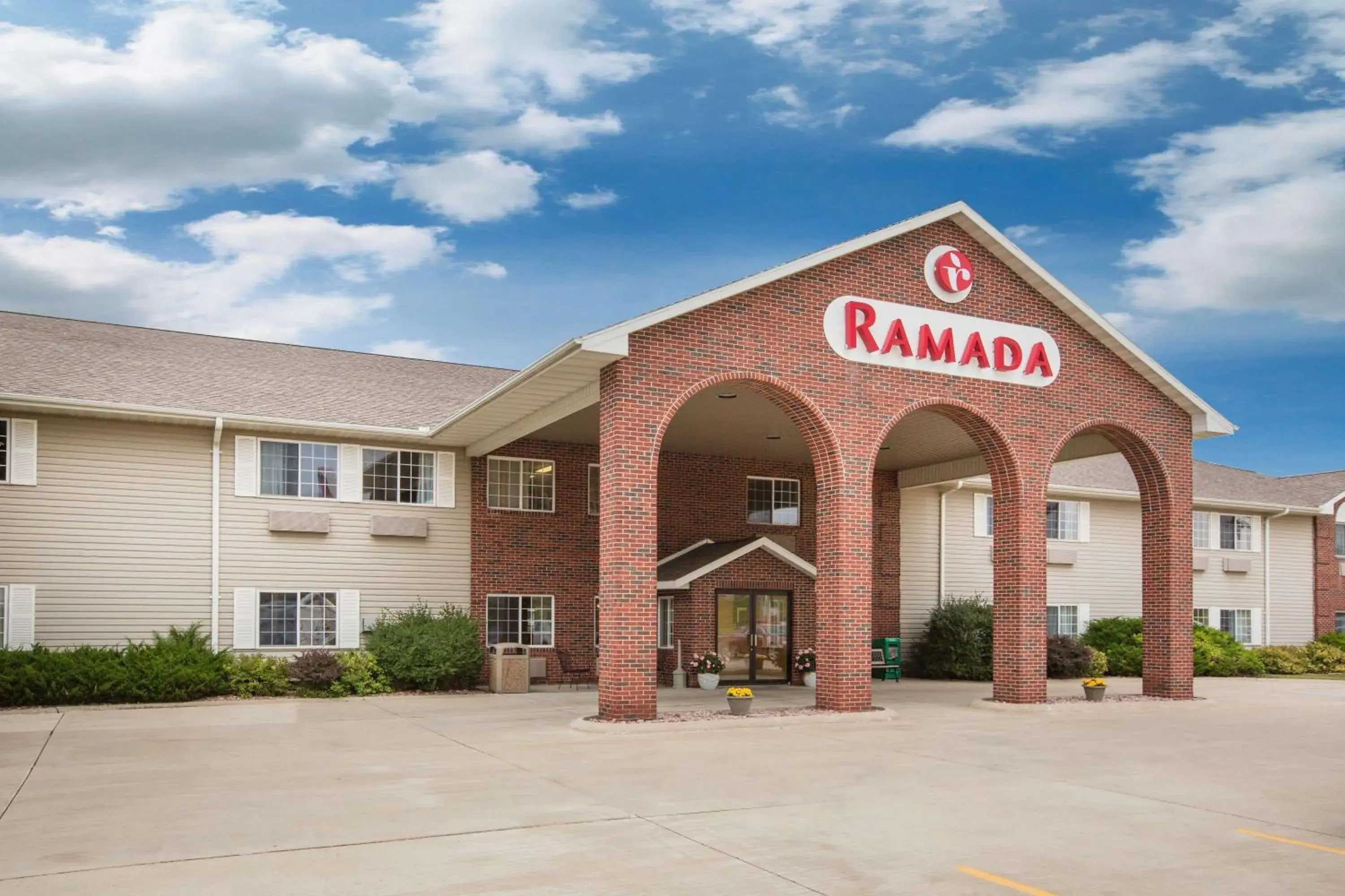 Property building in Ramada by Wyndham Spirit Lake/Okoboji Property building in Ramada by Wyndham Spirit Lake/Okoboji