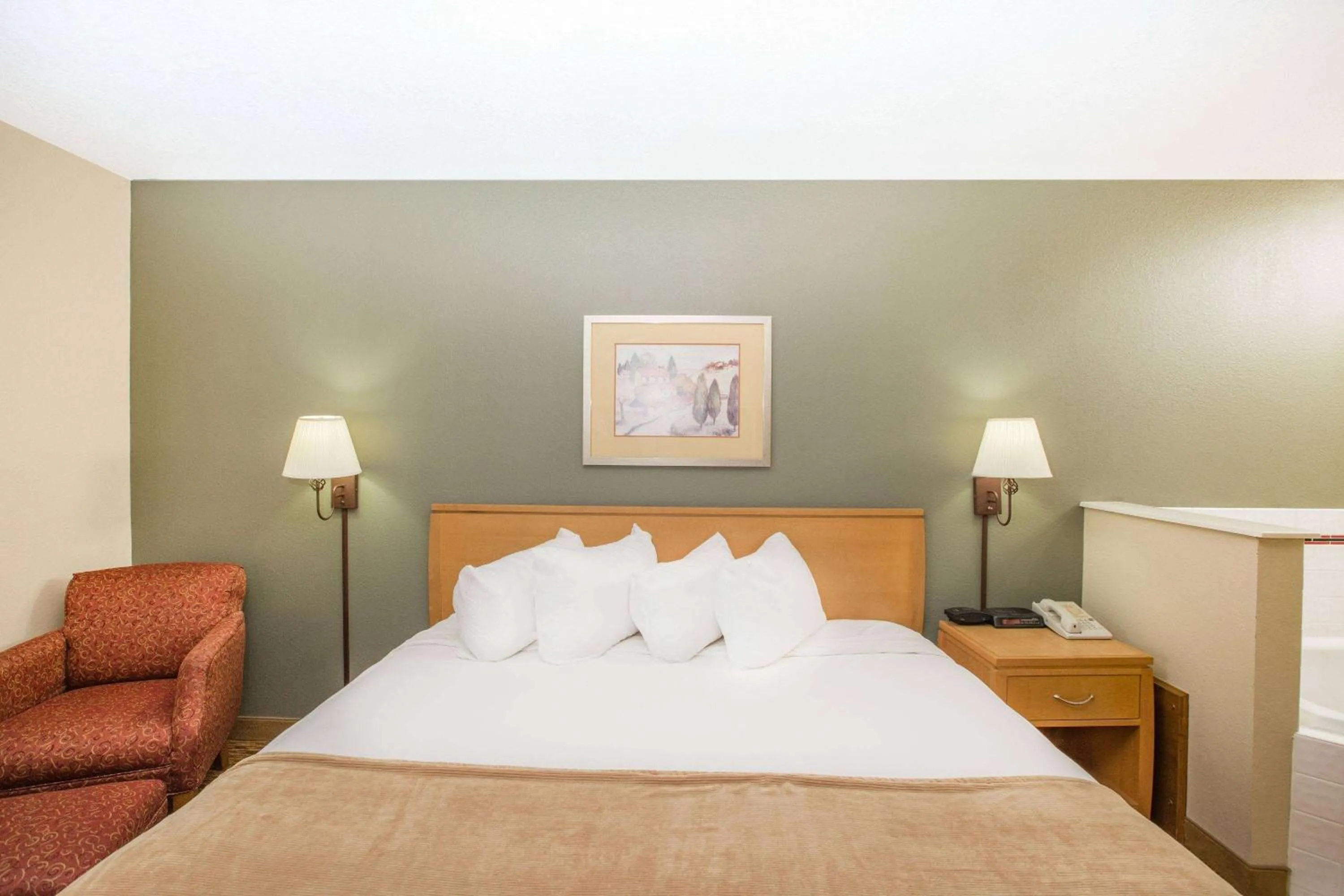 Photo of the whole room, Bed in Ramada by Wyndham Spirit Lake/Okoboji