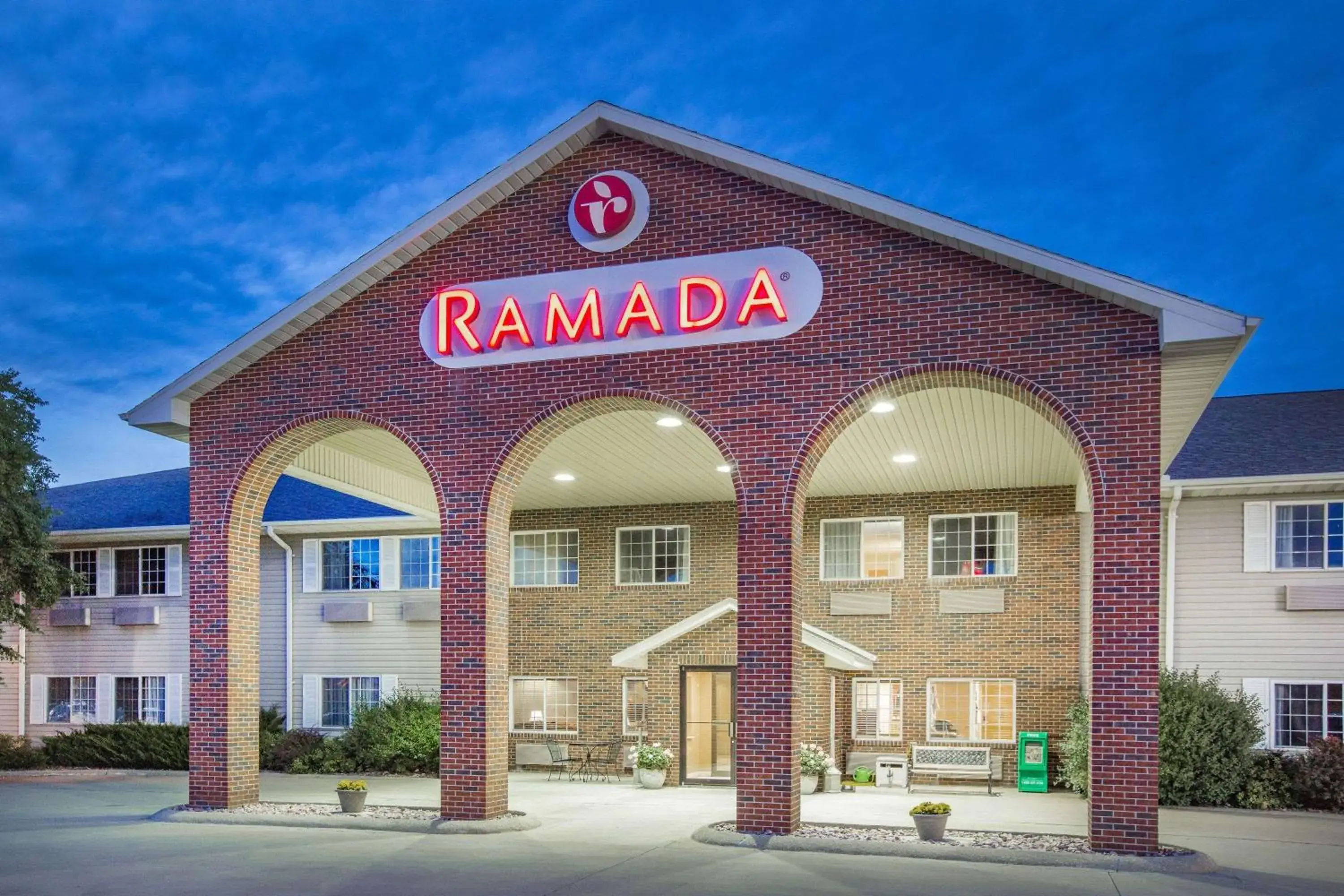 Property building in Ramada by Wyndham Spirit Lake/Okoboji Property building in Ramada by Wyndham Spirit Lake/Okoboji