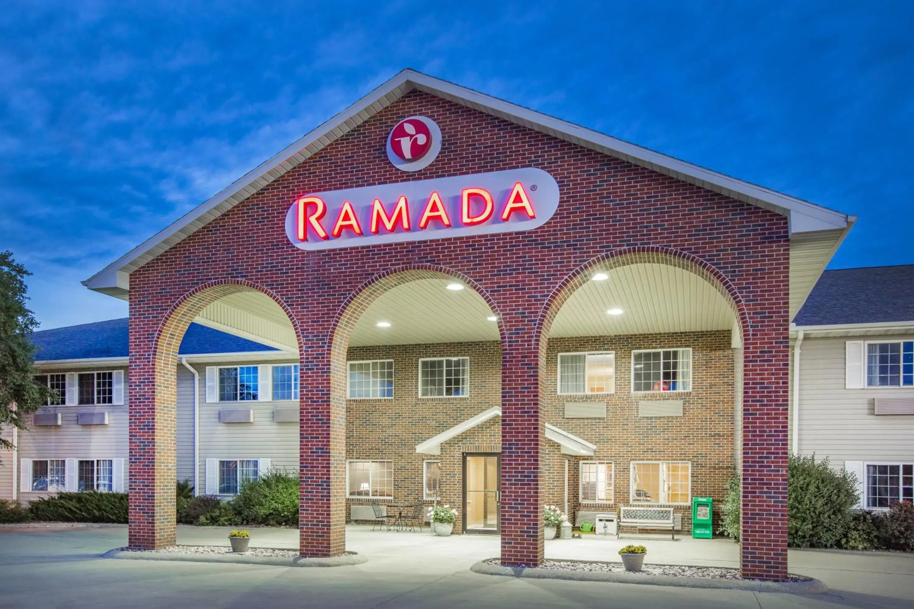 Property building in Ramada by Wyndham Spirit Lake/Okoboji Property building in Ramada by Wyndham Spirit Lake/Okoboji