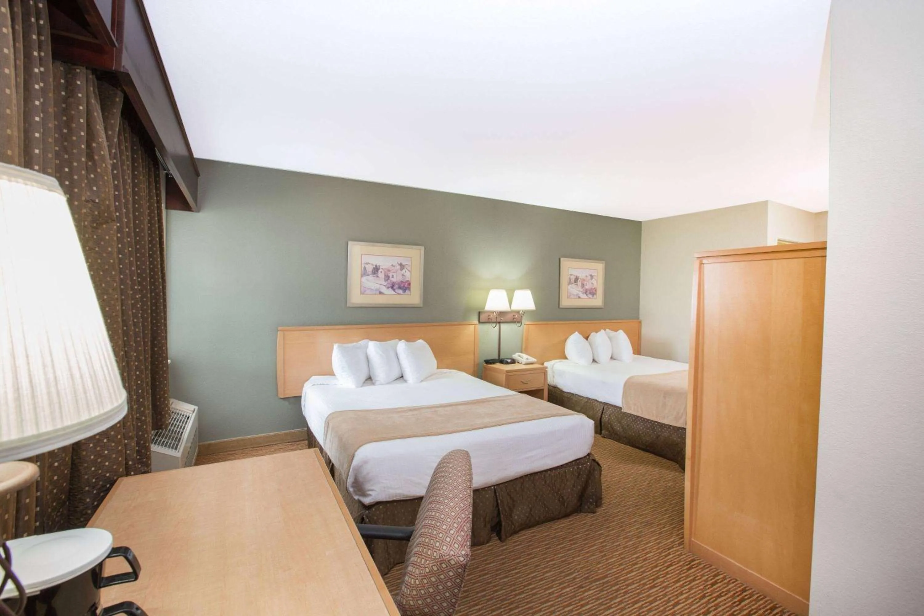 Photo of the whole room, Bed in Ramada by Wyndham Spirit Lake/Okoboji