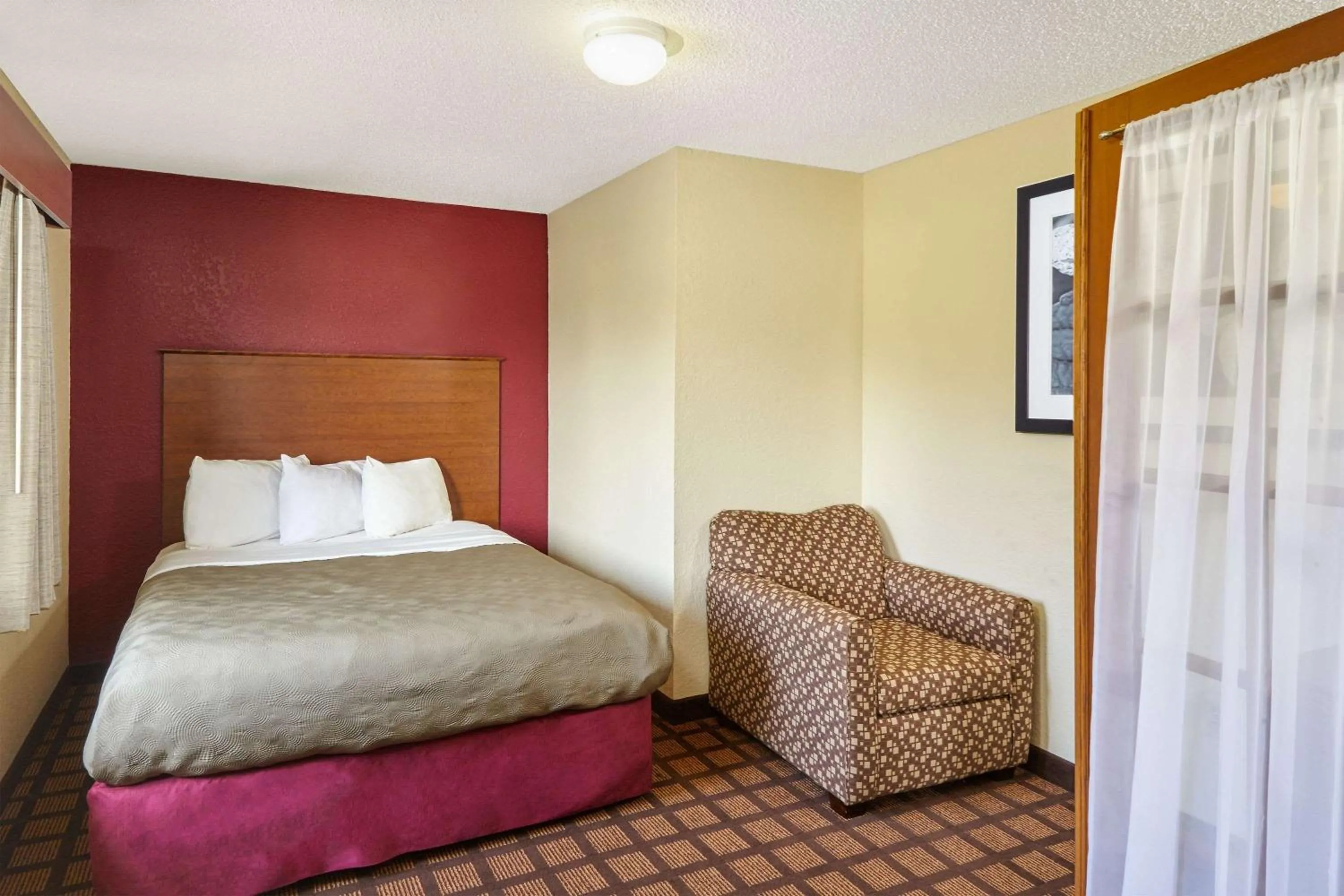 Photo of the whole room, Bed in AmericInn by Wyndham Burlington
