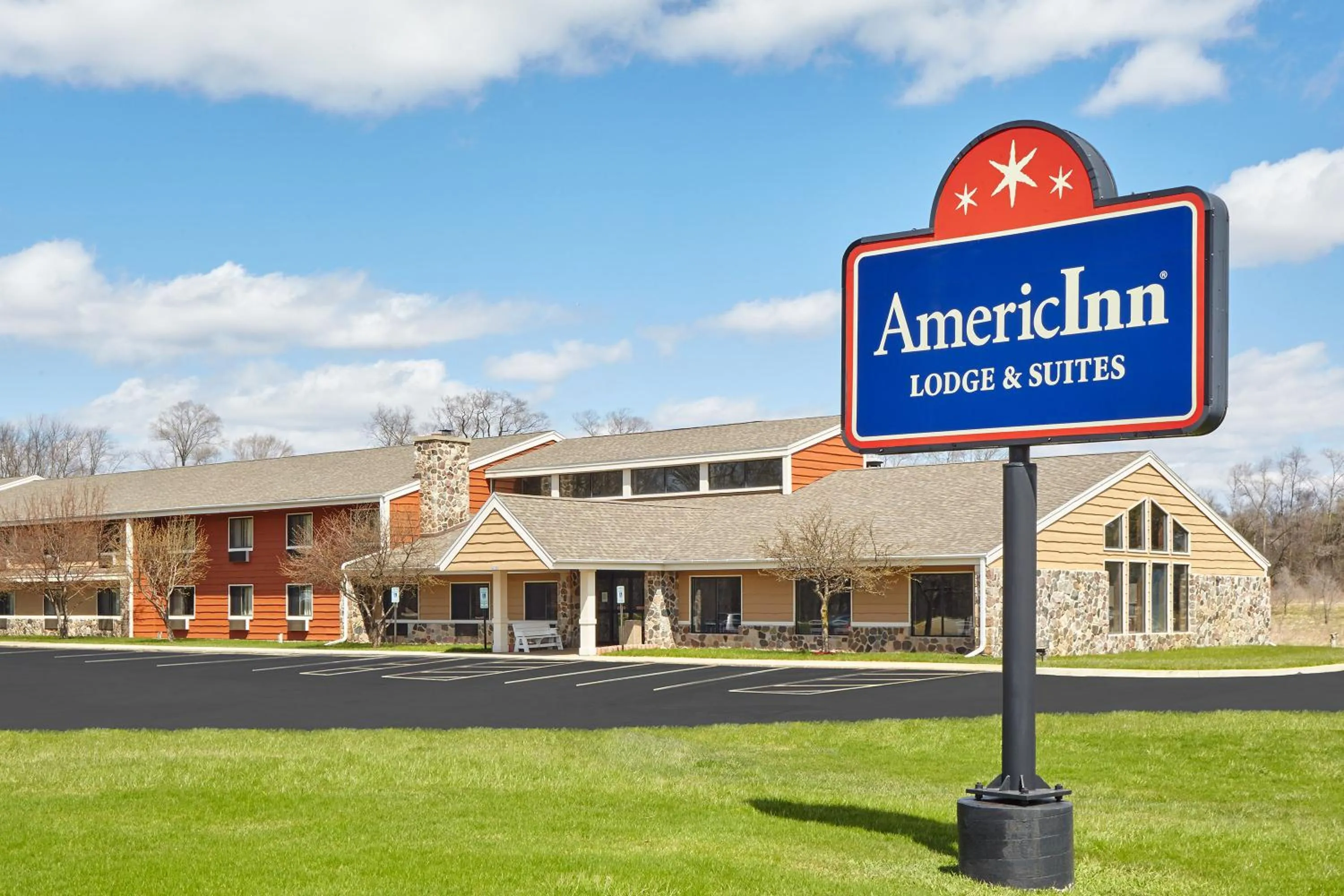 Facade/entrance in AmericInn by Wyndham Burlington