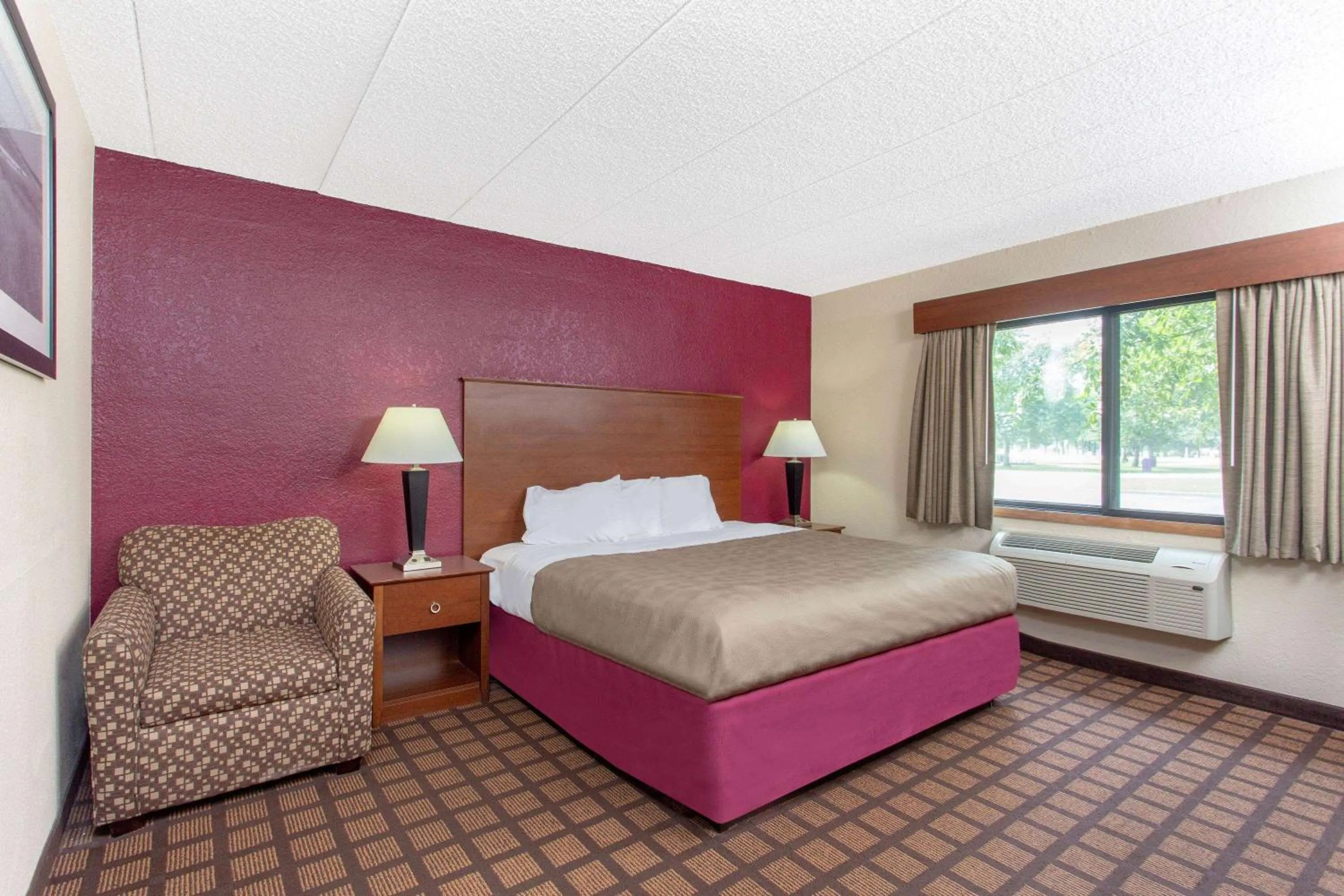 Photo of the whole room, Bed in AmericInn by Wyndham Burlington