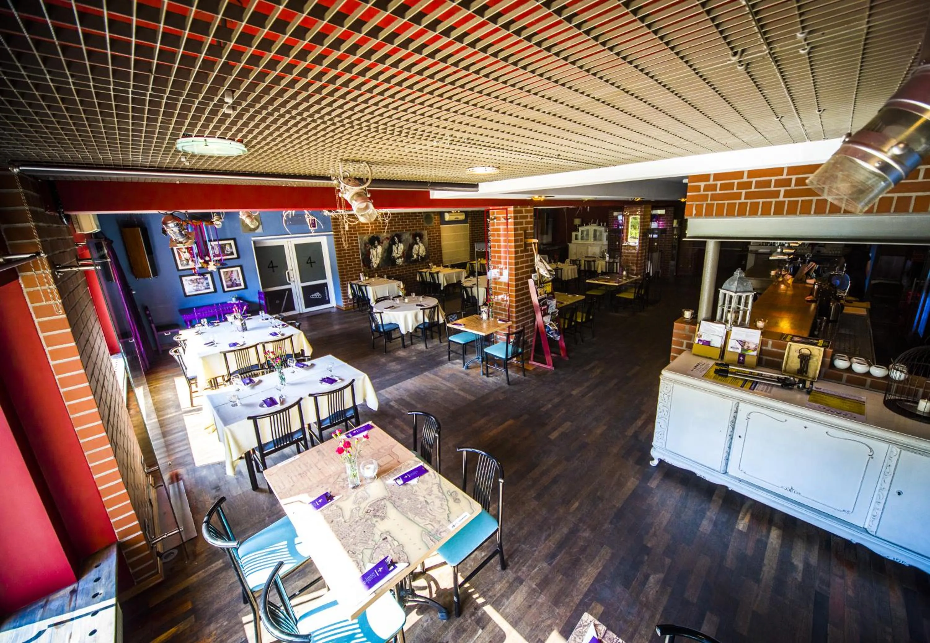 Restaurant/places to eat in Hotel 4