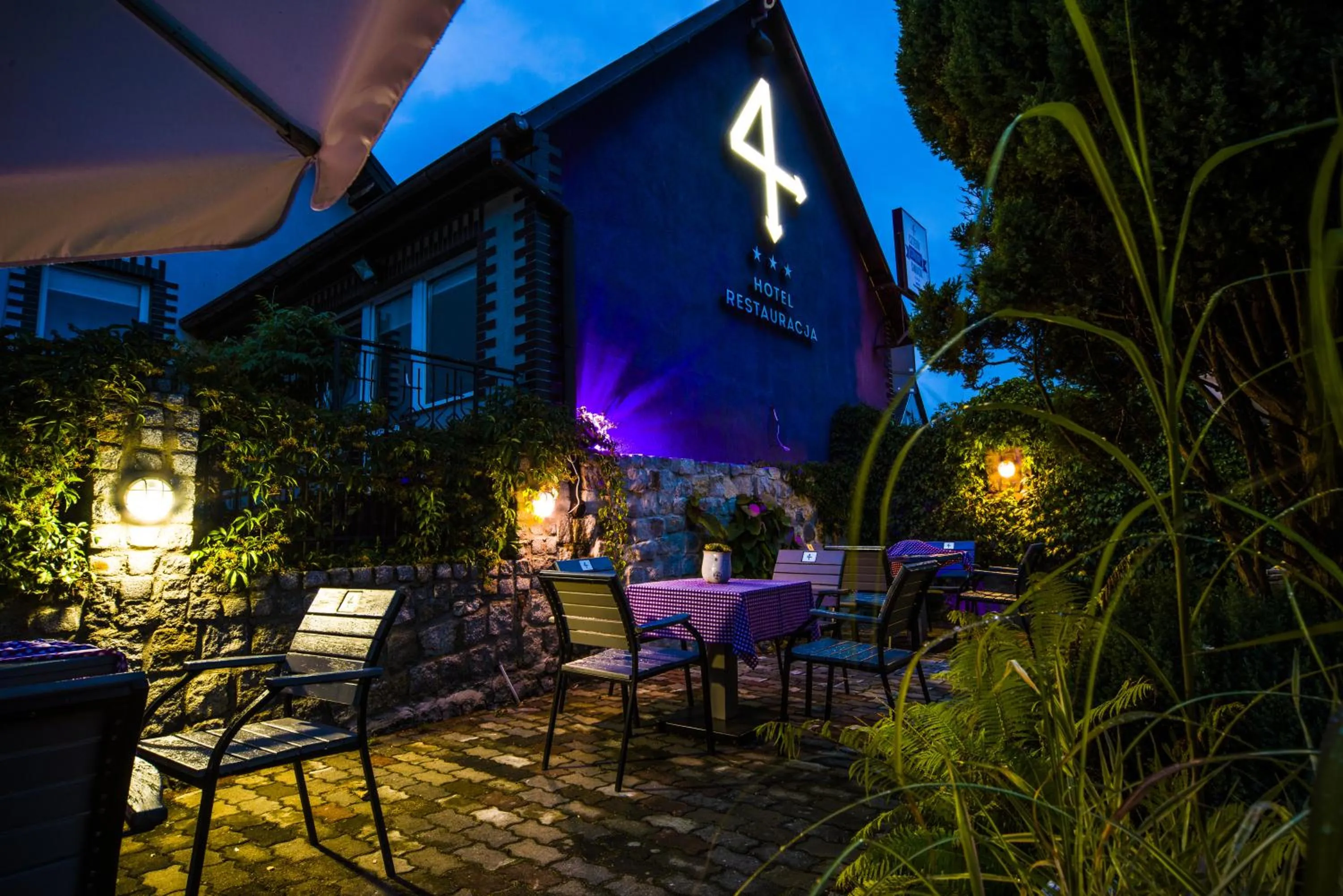 Restaurant/places to eat in Hotel 4