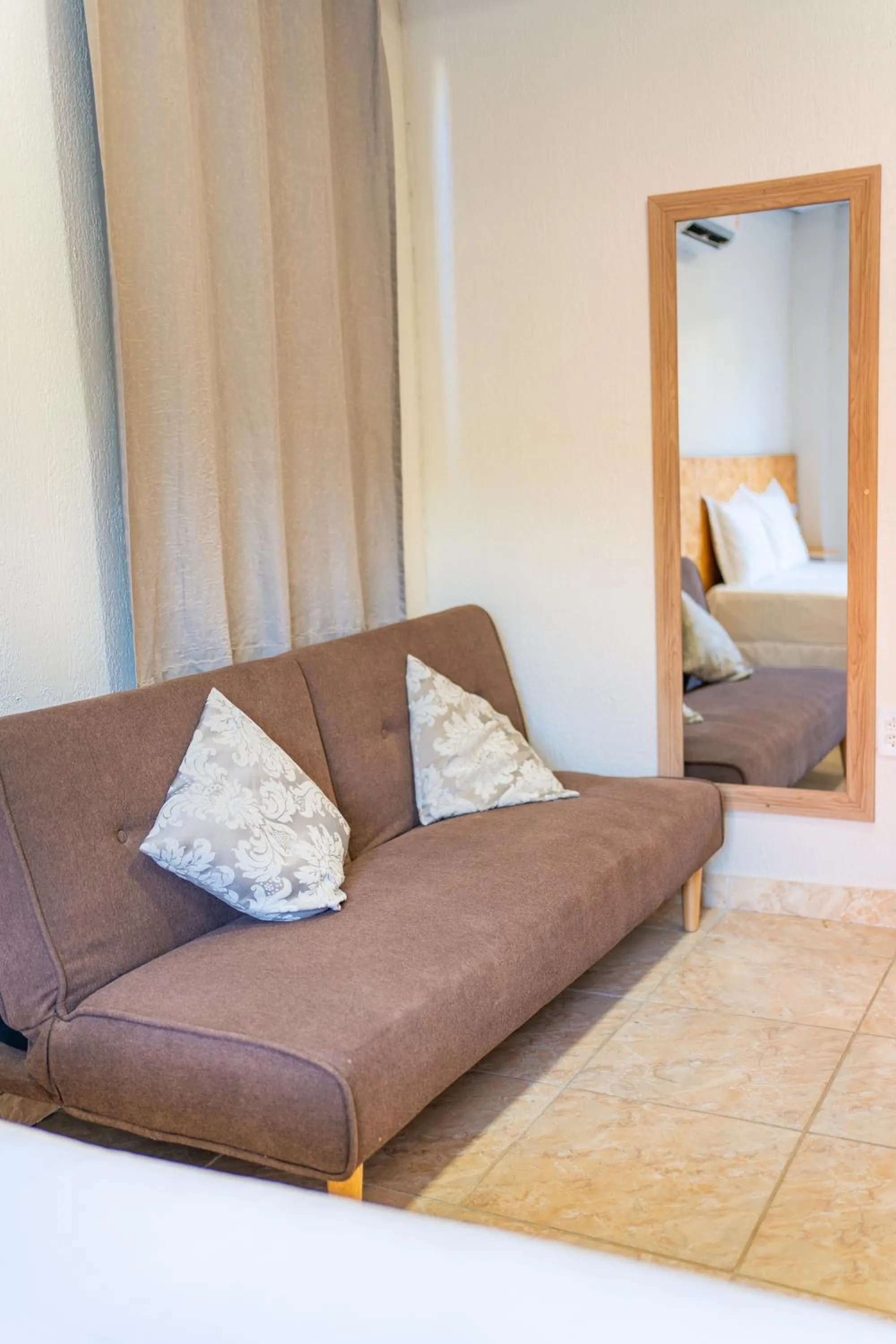 Photo of the whole room, Bed in Mansomar