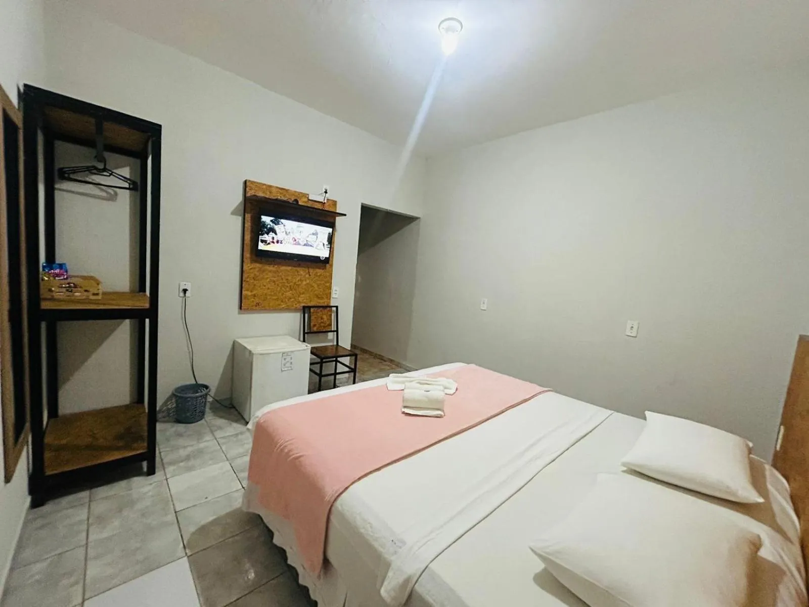 Photo of the whole room, Bed in Mansomar