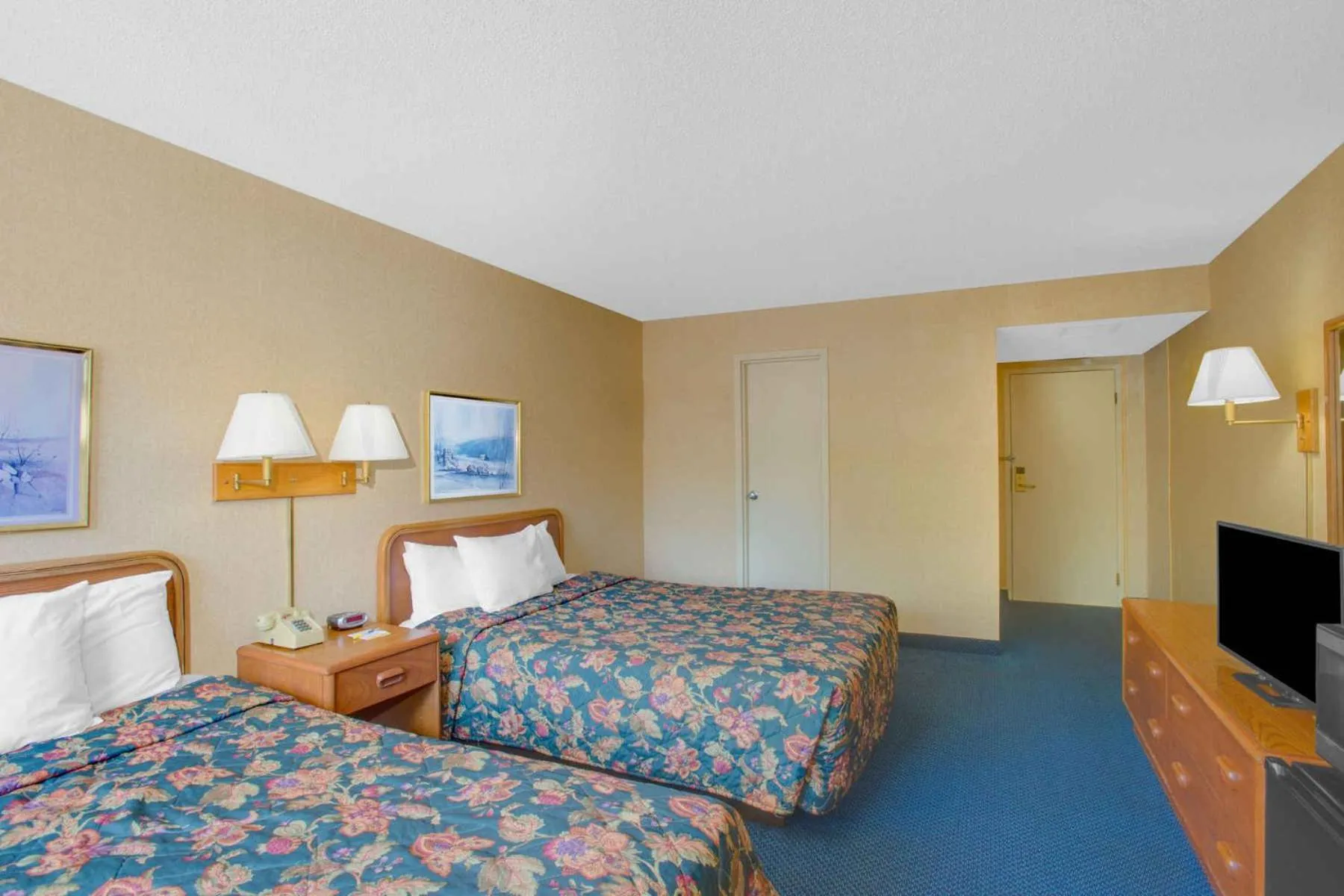 Photo of the whole room in Days Inn by Wyndham Auburn/Finger Lakes Region