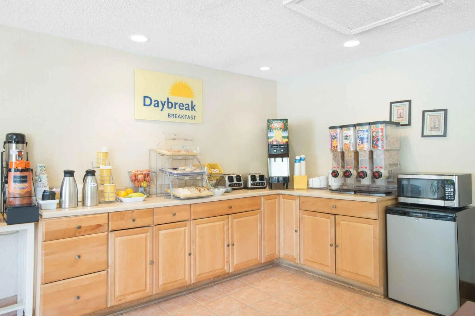 Breakfast, Kitchen/Kitchenette in Days Inn by Wyndham Auburn/Finger Lakes Region