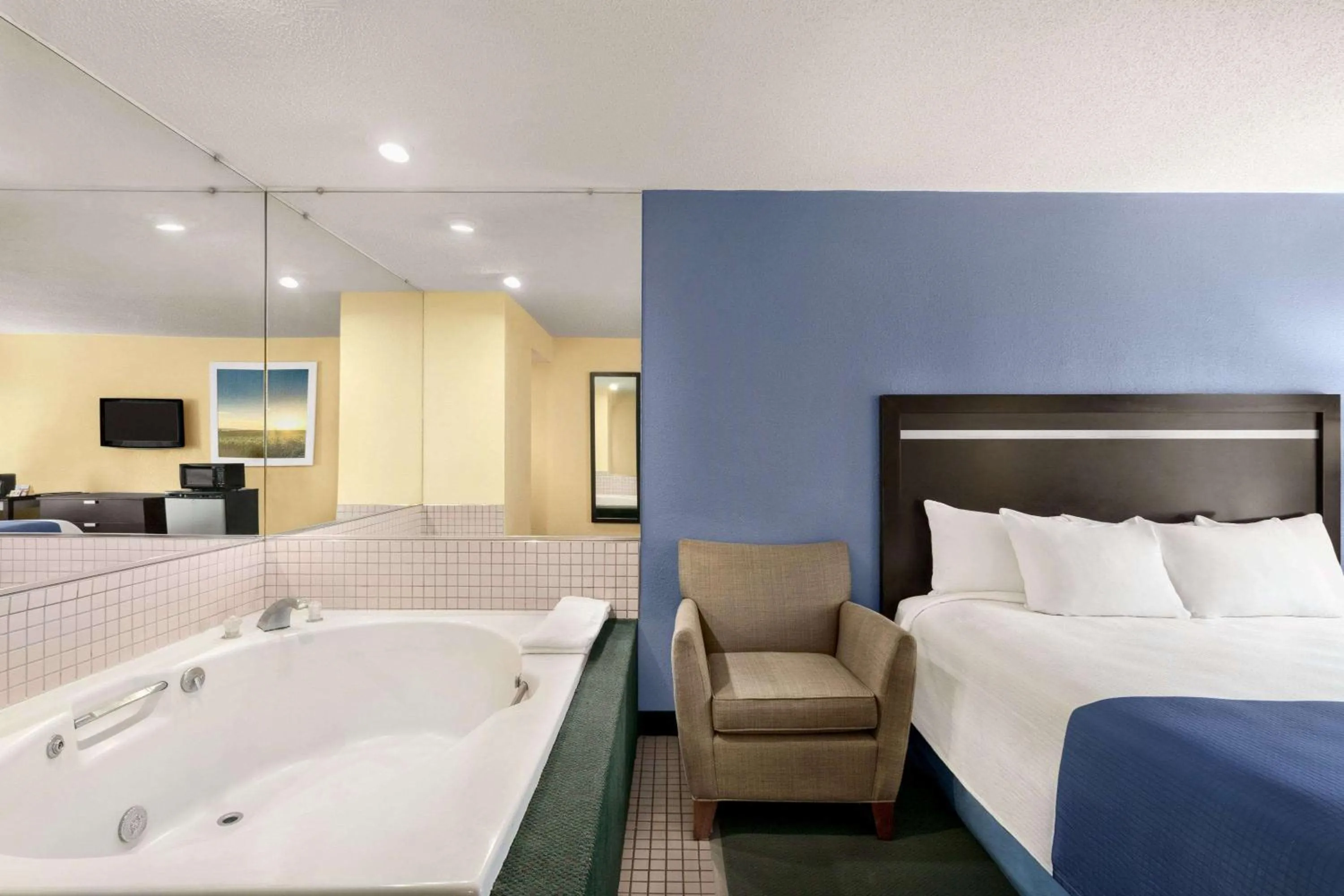 Photo of the whole room, Bathroom in Days Inn by Wyndham Auburn/Finger Lakes Region