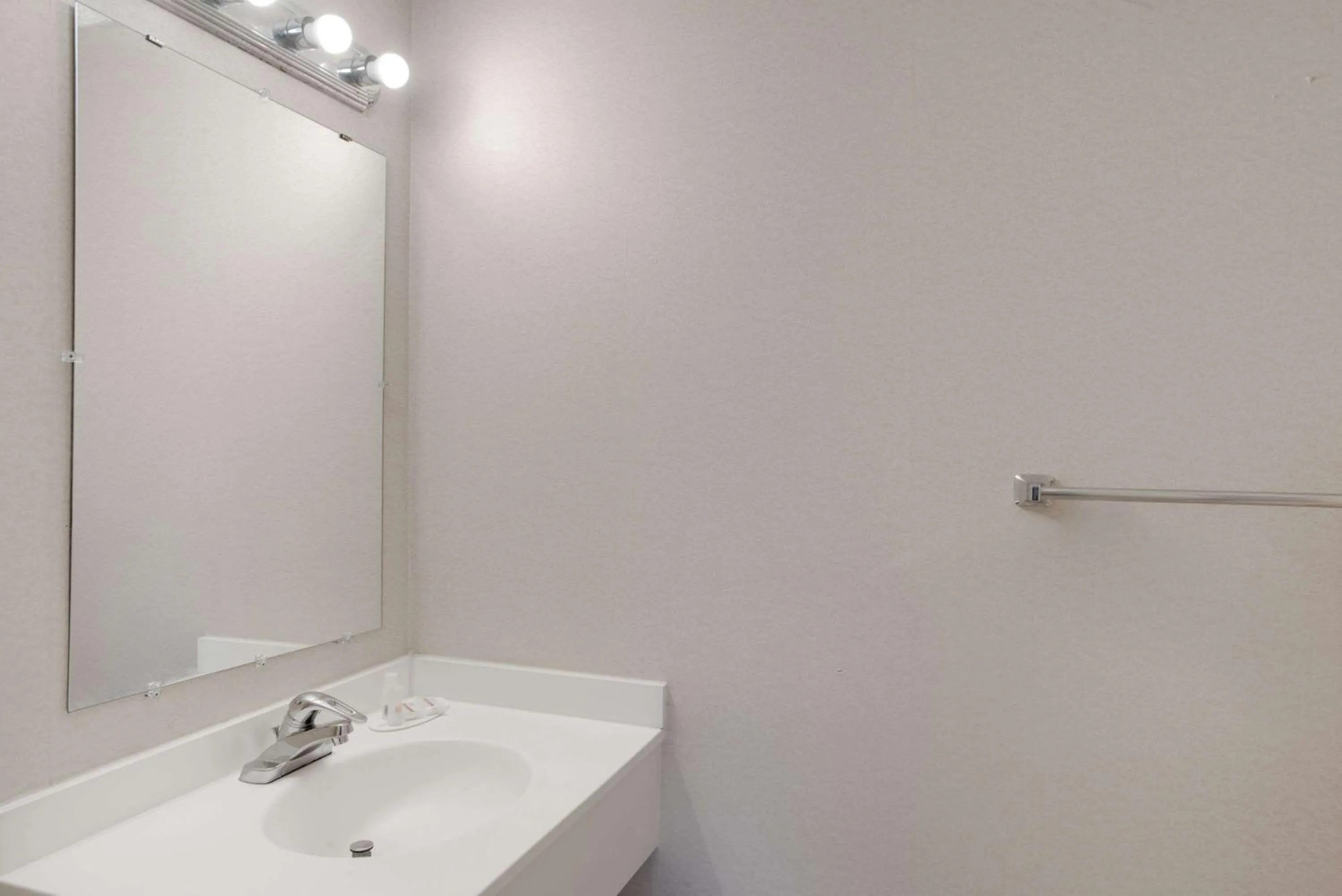 Bathroom in Days Inn by Wyndham Auburn/Finger Lakes Region