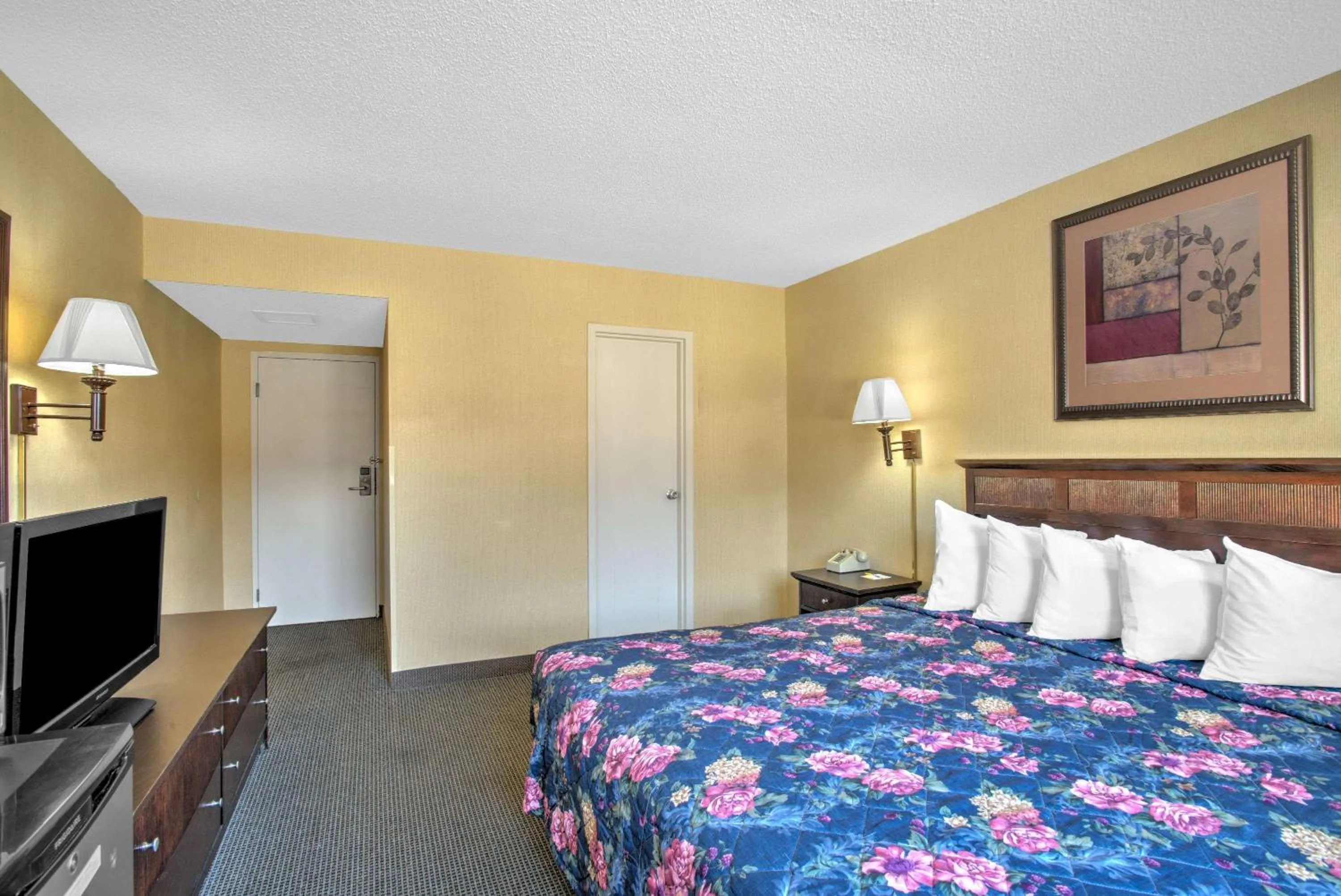 Photo of the whole room in Days Inn by Wyndham Auburn/Finger Lakes Region