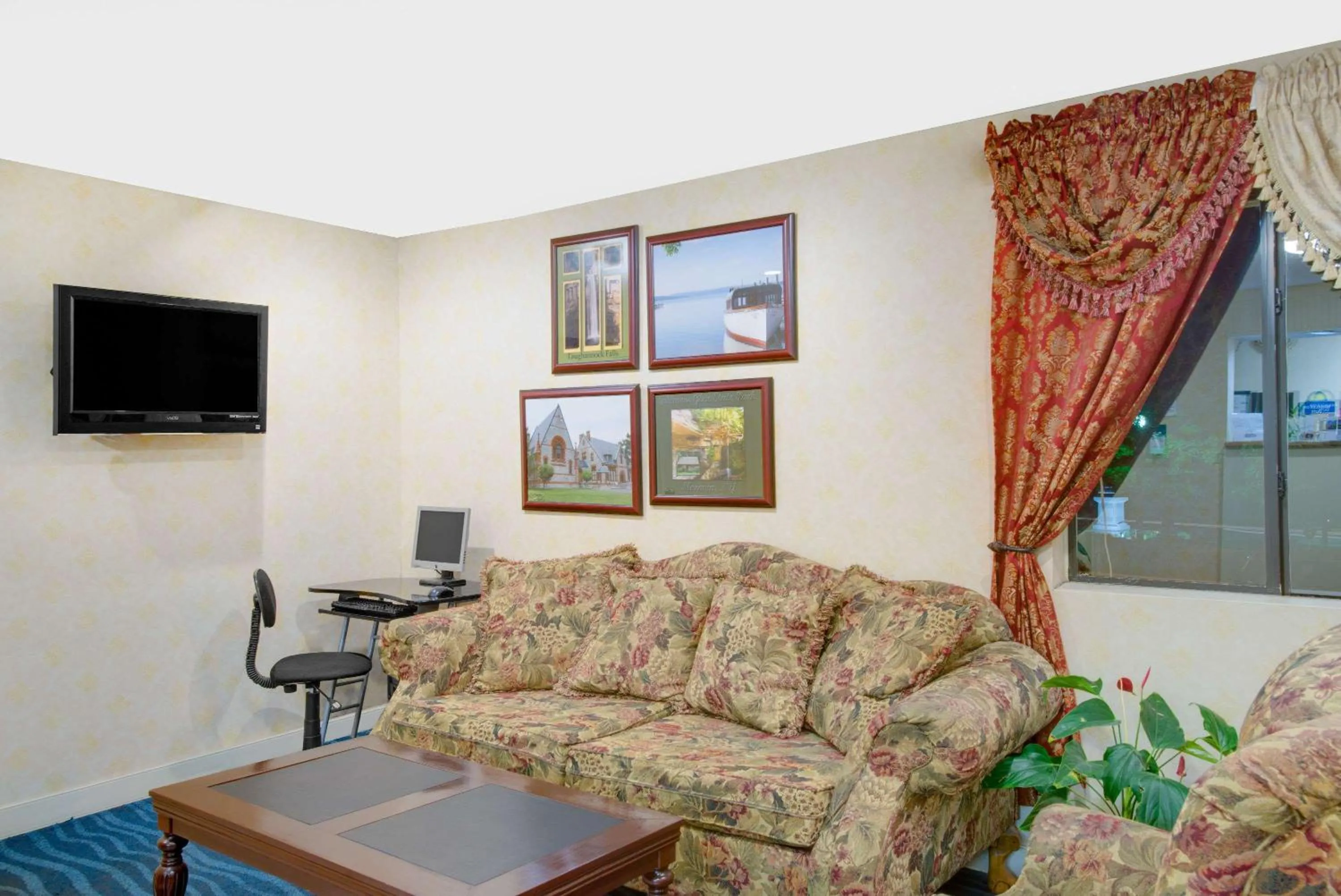 Lobby or reception, Seating Area in Days Inn by Wyndham Auburn/Finger Lakes Region