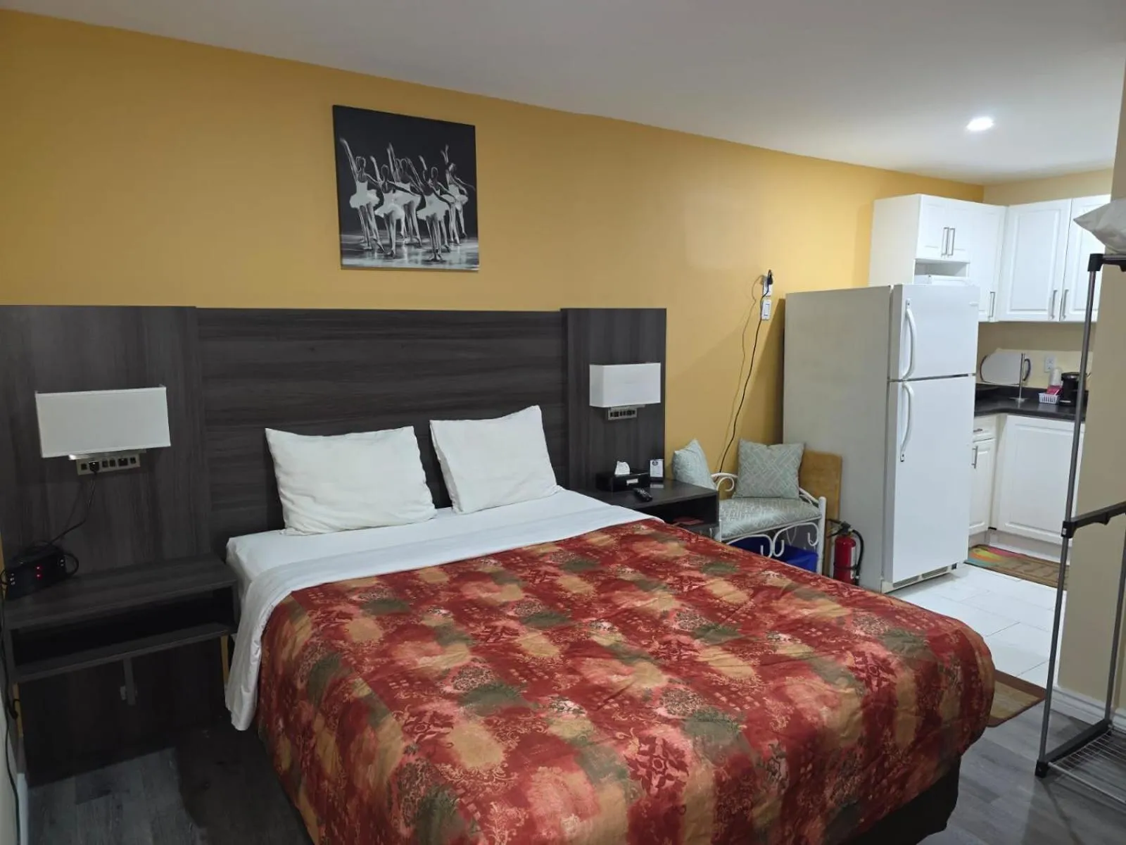 Kitchen or kitchenette, Bed in Lakeview Motel & Cottage