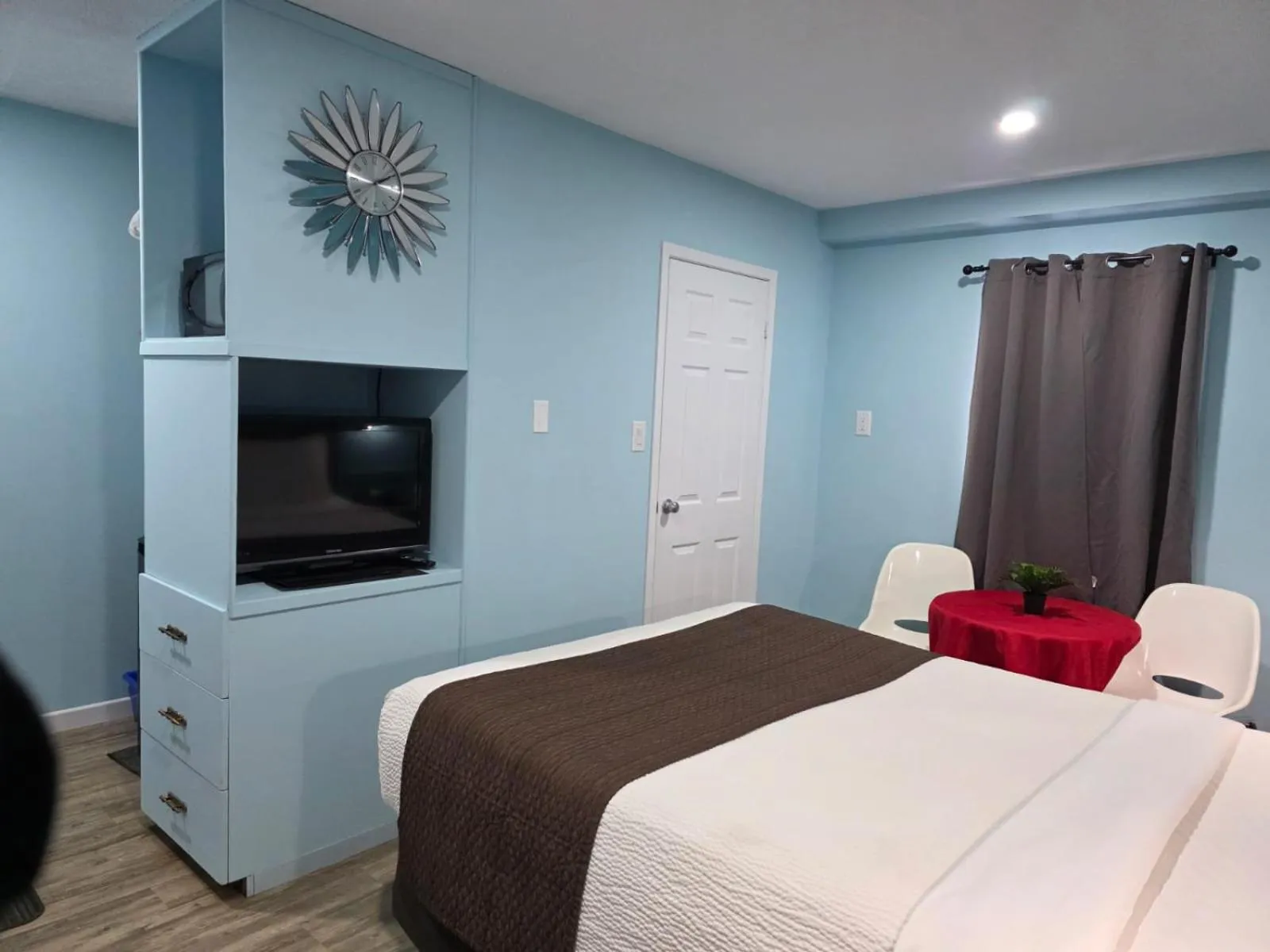 TV and multimedia, Bed in Lakeview Motel & Cottage